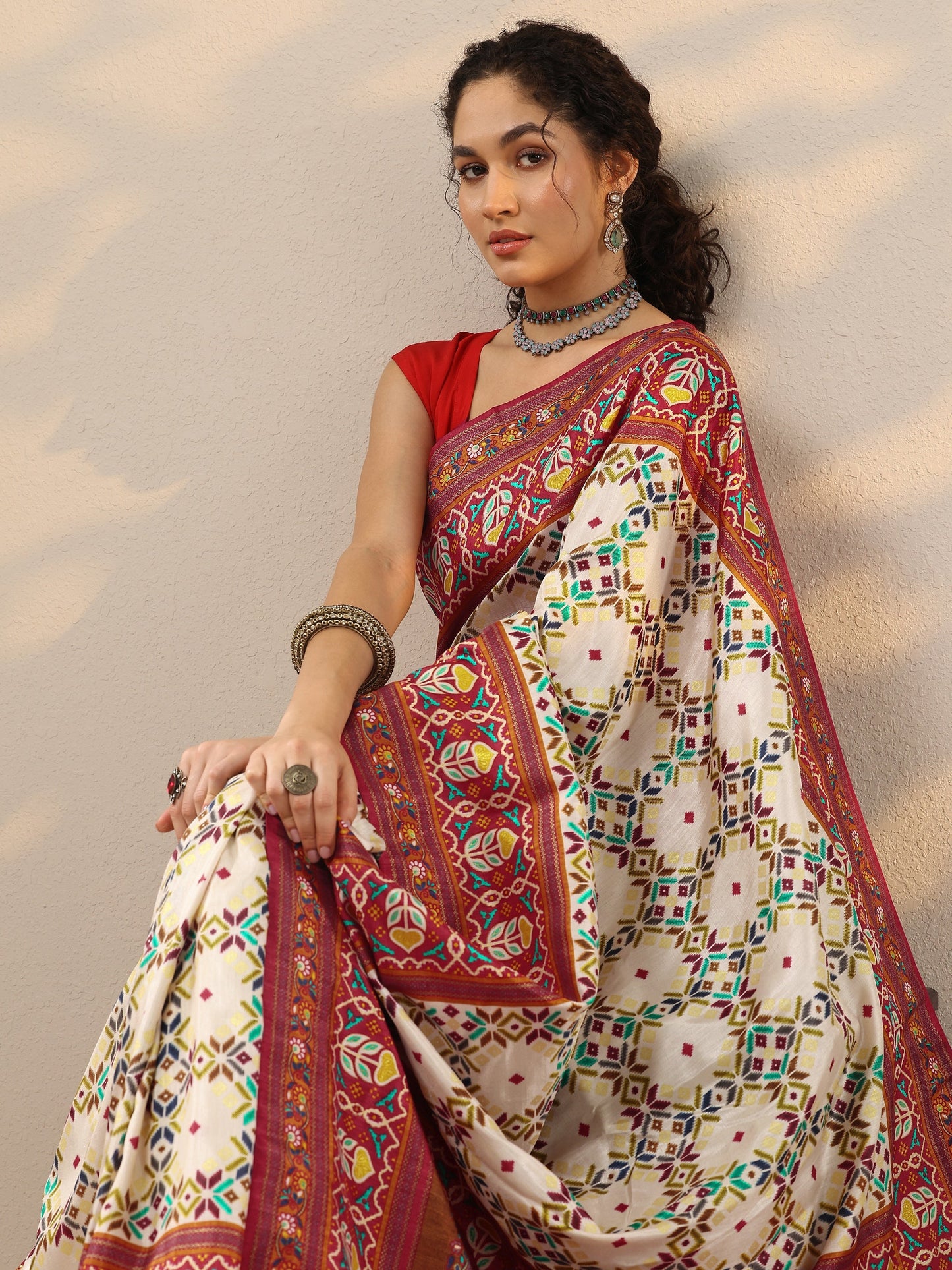 Beige Printed Silk Blend Saree With Unstitched Blouse Piece