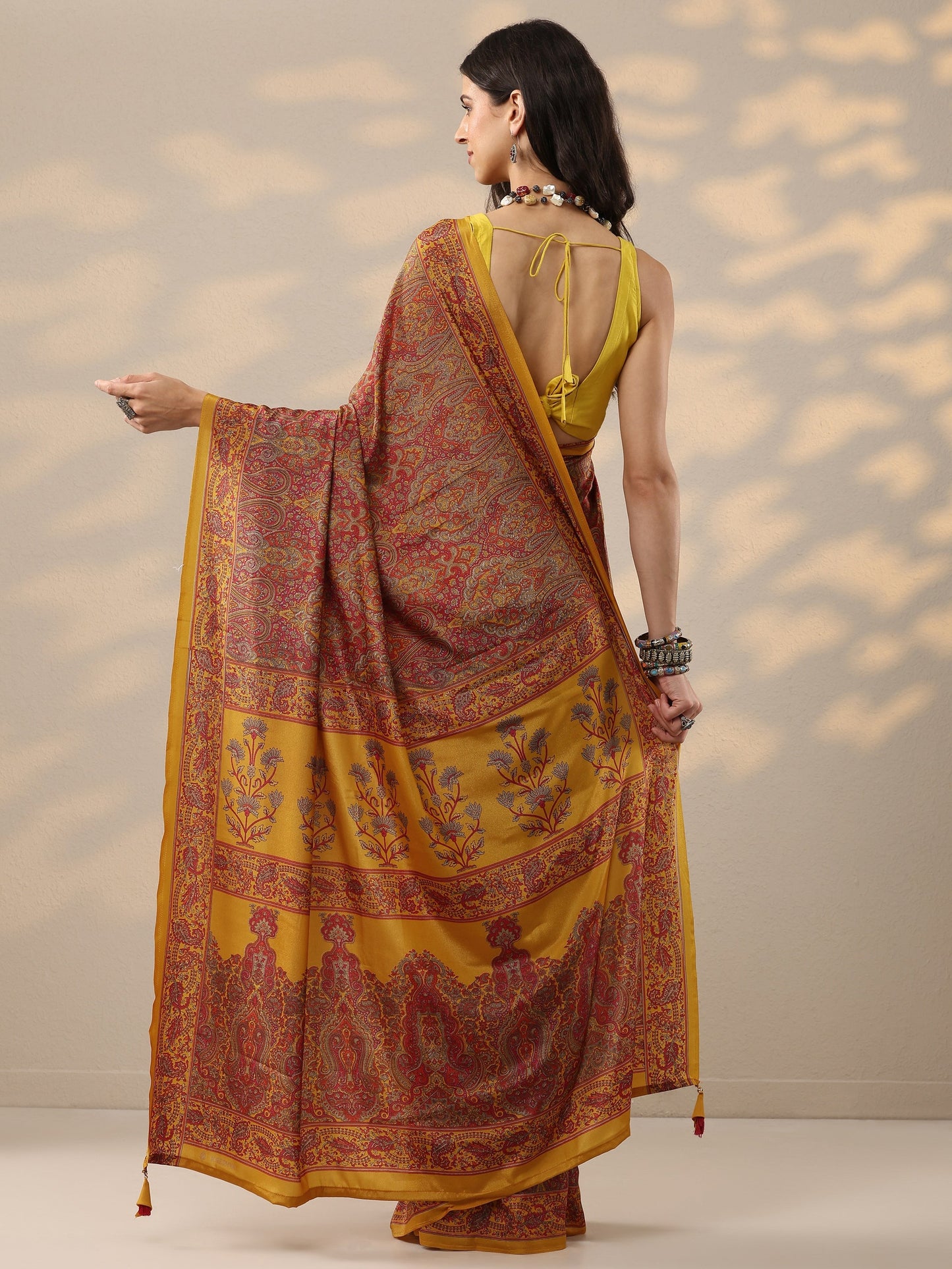 Mustard Printed Silk Blend Saree With Unstitched Blouse Piece