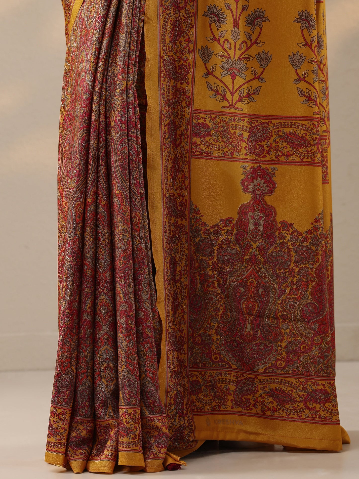 Mustard Printed Silk Blend Saree With Unstitched Blouse Piece