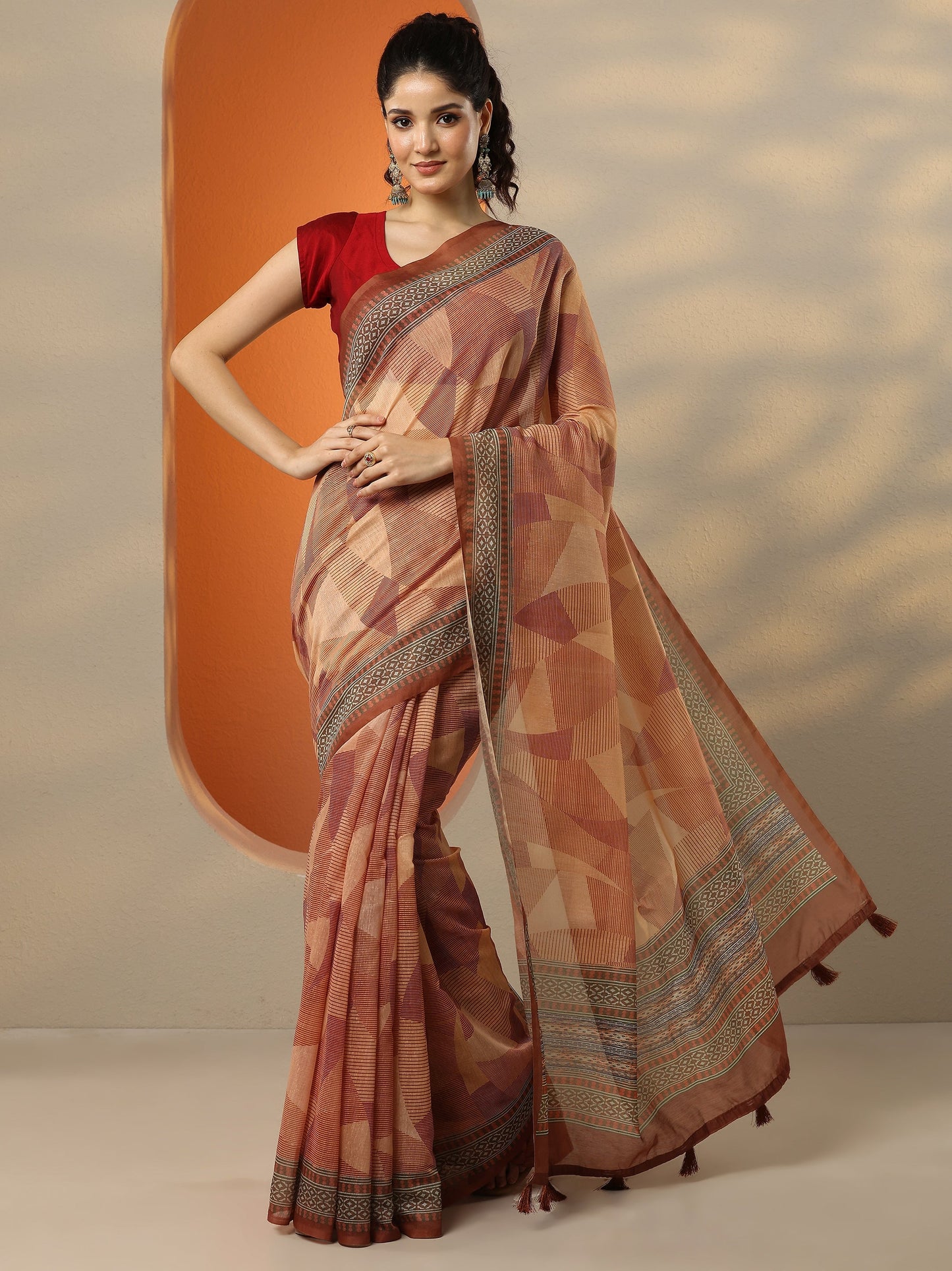 Brown Printed Silk Blend Saree With Unstitched Blouse Piece