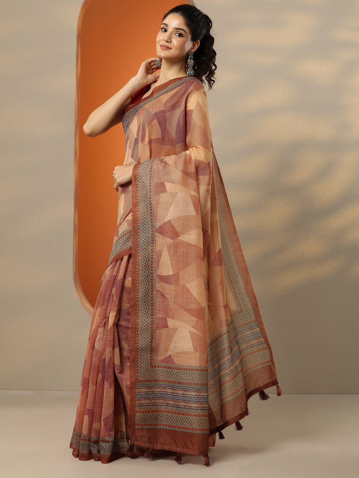 Brown Printed Silk Blend Saree With Unstitched Blouse Piece