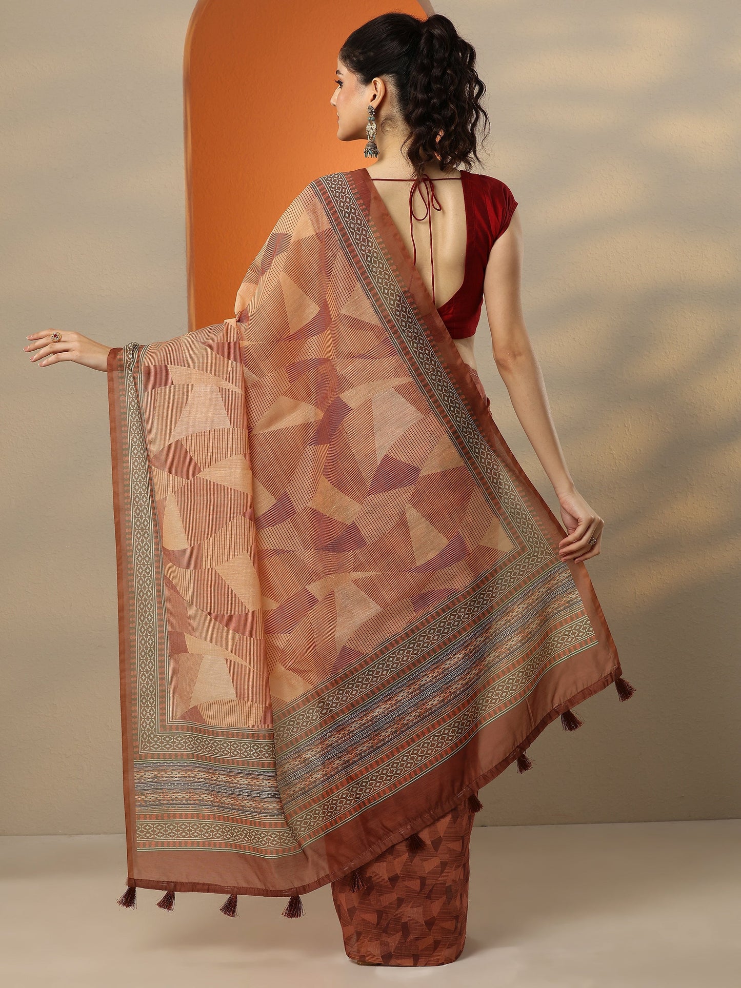 Brown Printed Silk Blend Saree With Unstitched Blouse Piece