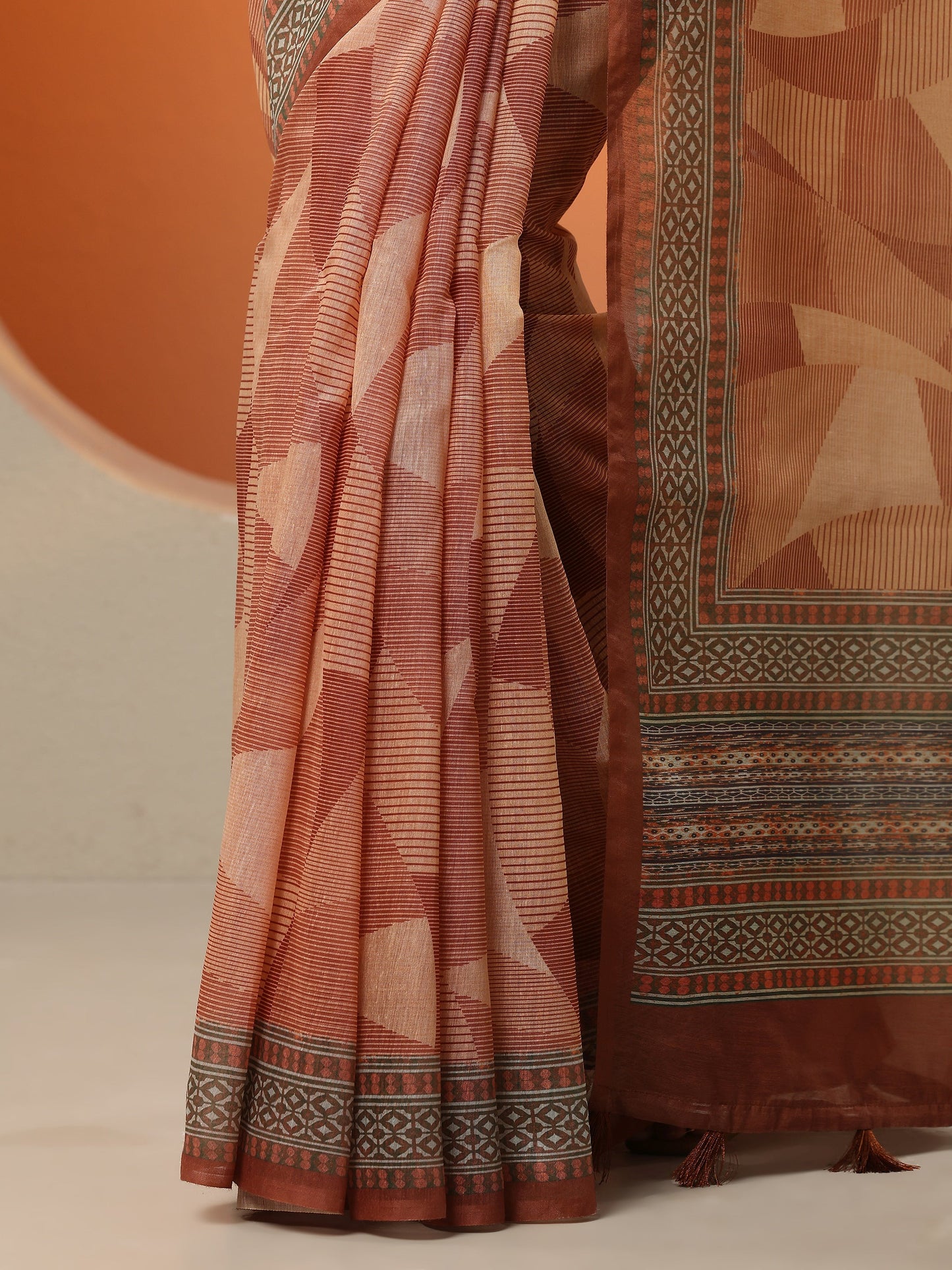 Brown Printed Silk Blend Saree With Unstitched Blouse Piece