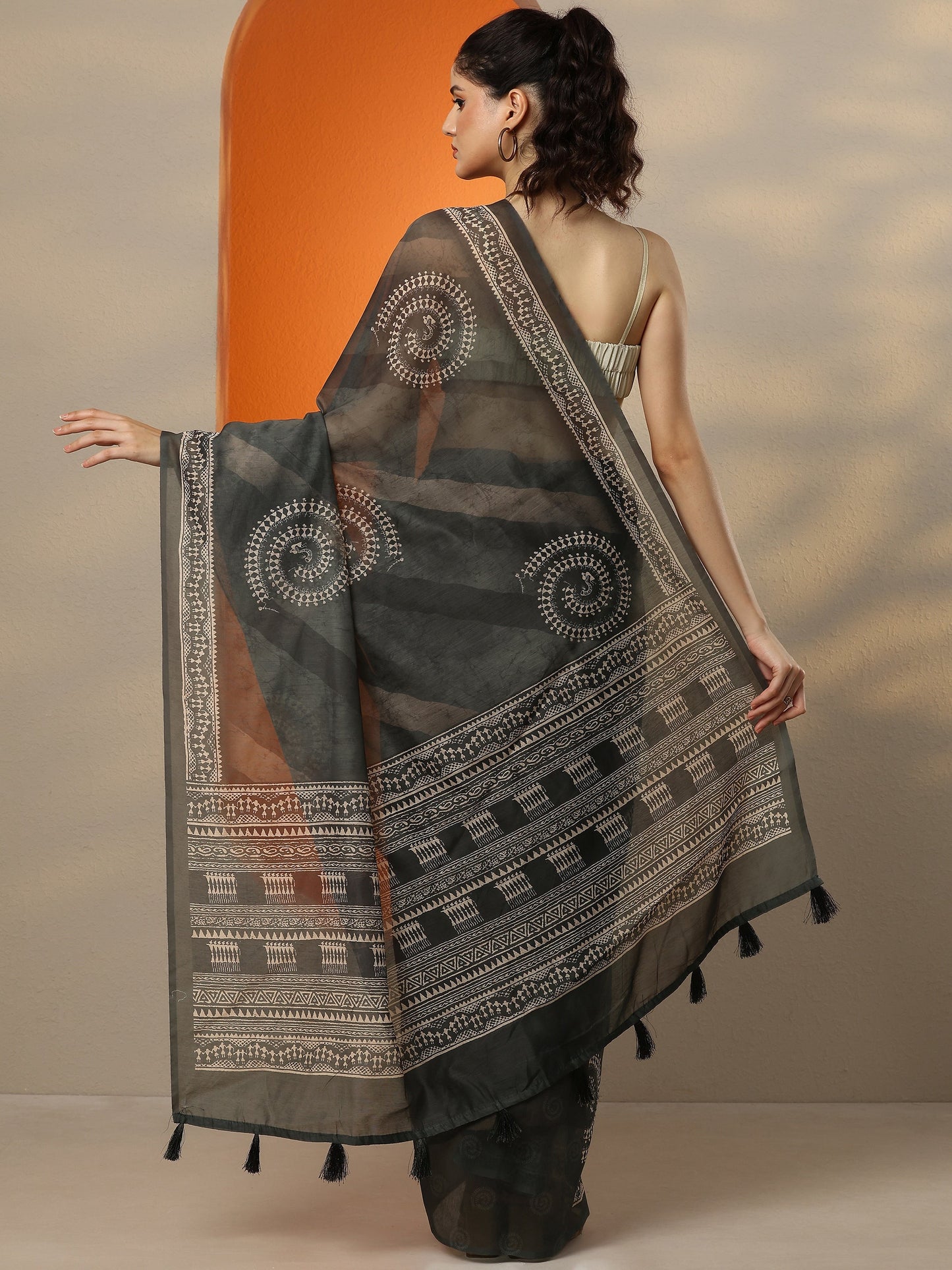Grey Printed Silk Blend Saree With Unstitched Blouse Piece