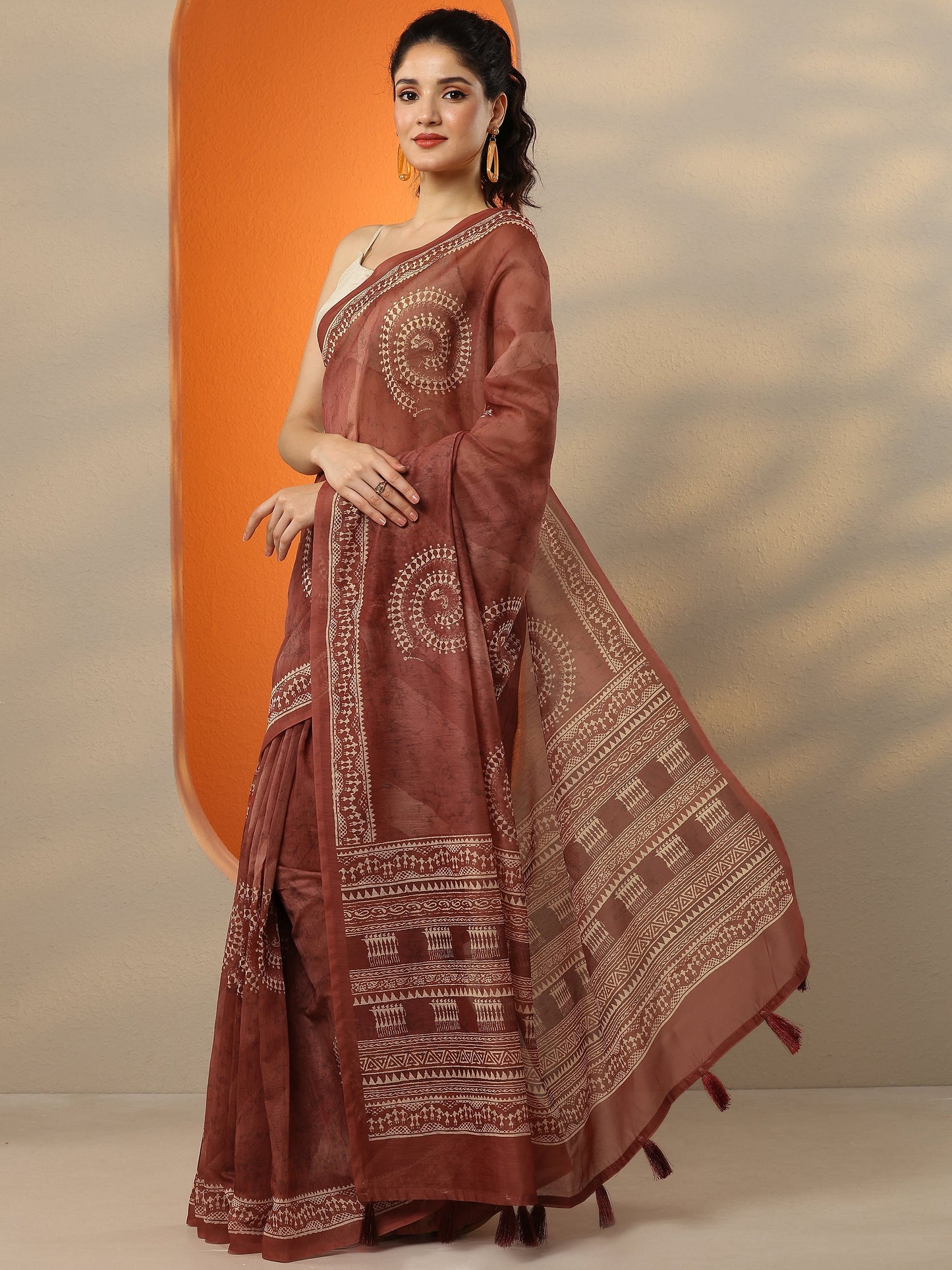 Brown Printed Silk Blend Saree With Unstitched Blouse Piece