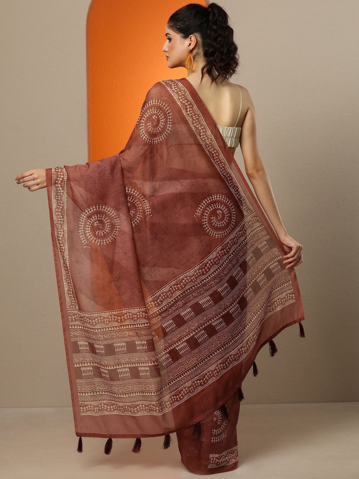 Brown Printed Silk Blend Saree With Unstitched Blouse Piece