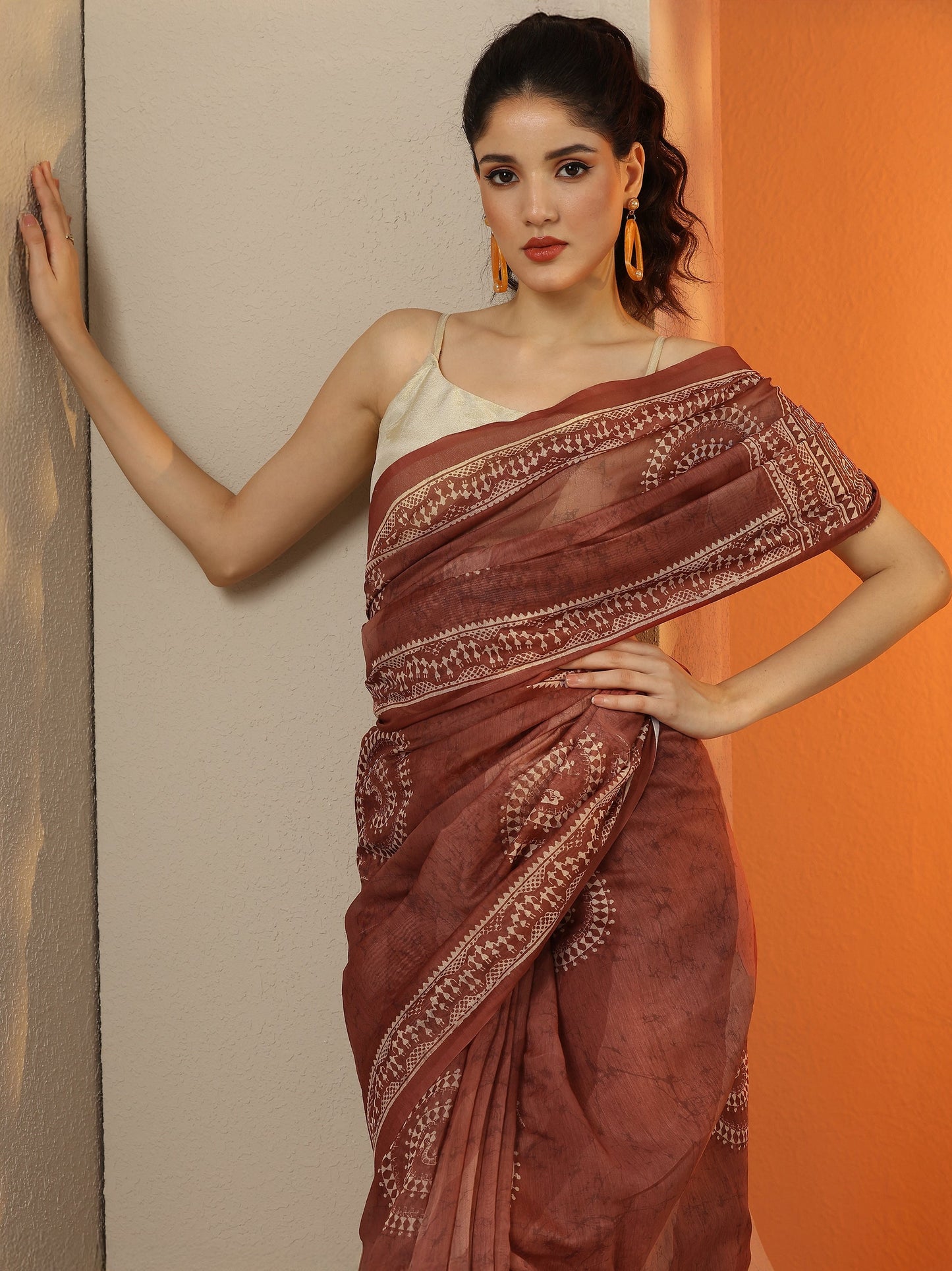 Brown Printed Silk Blend Saree With Unstitched Blouse Piece