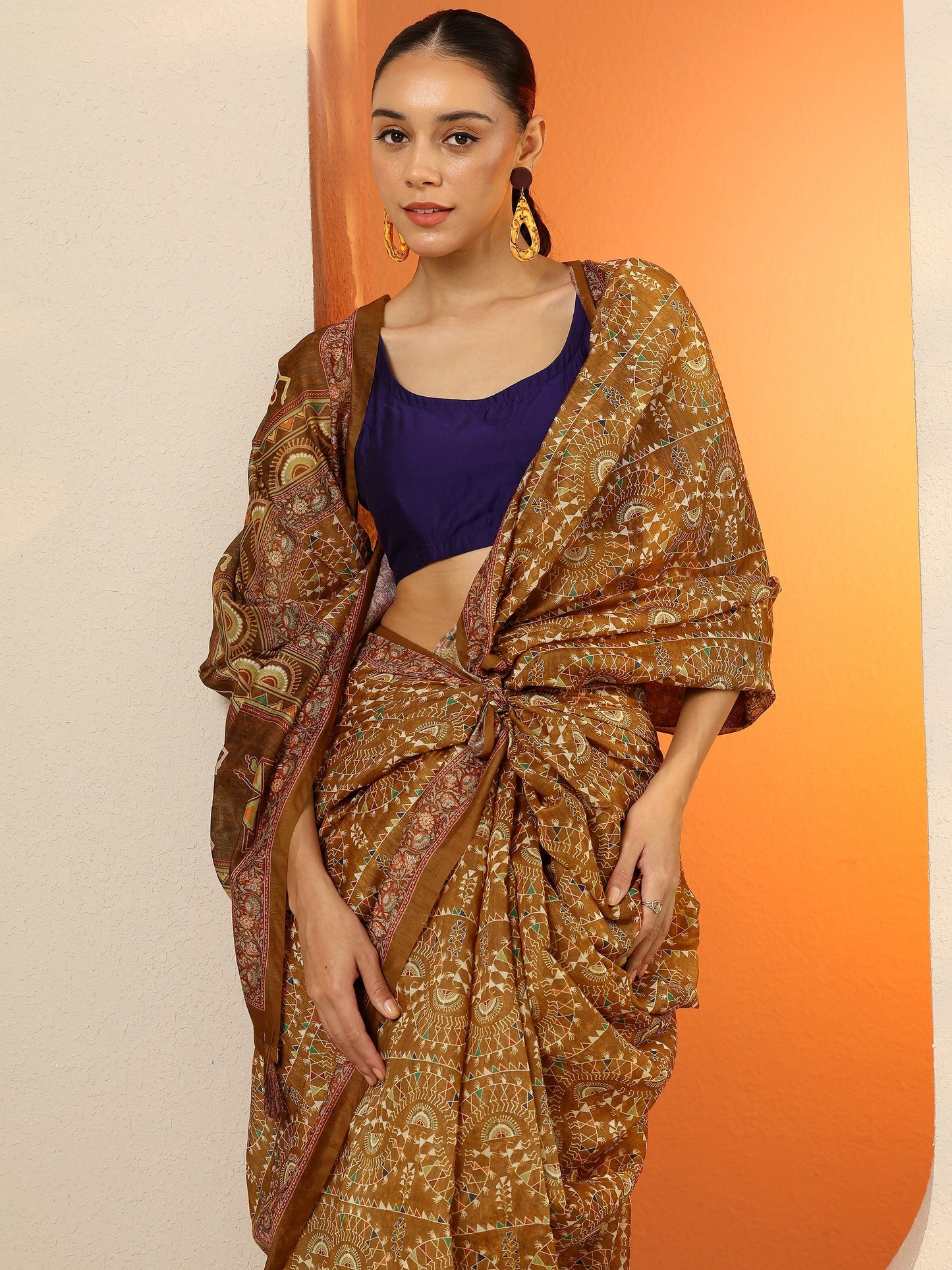 Brown Printed Silk Blend Saree With Unstitched Blouse Piece