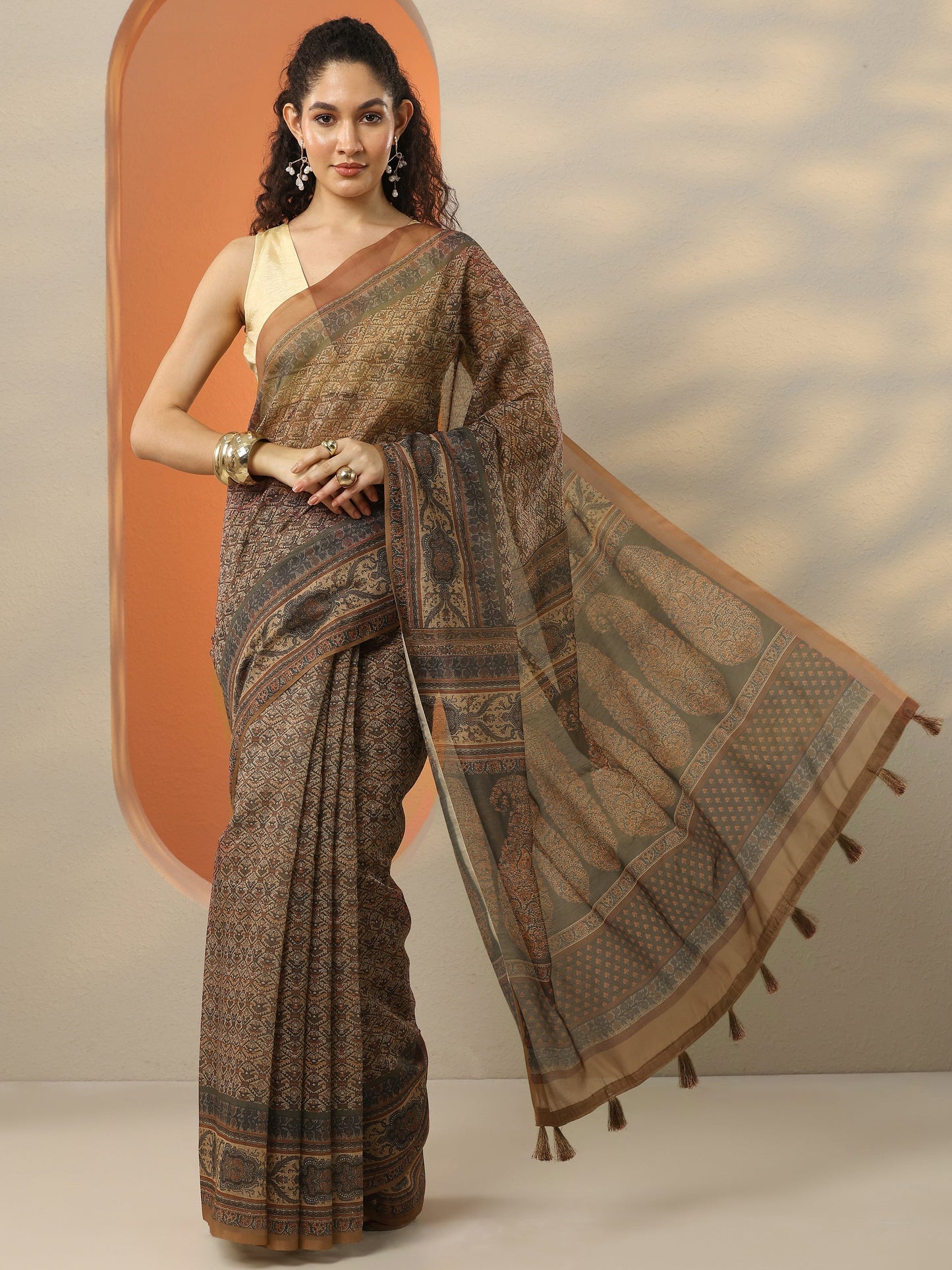 Brown Printed Silk Blend Saree With Unstitched Blouse Piece
