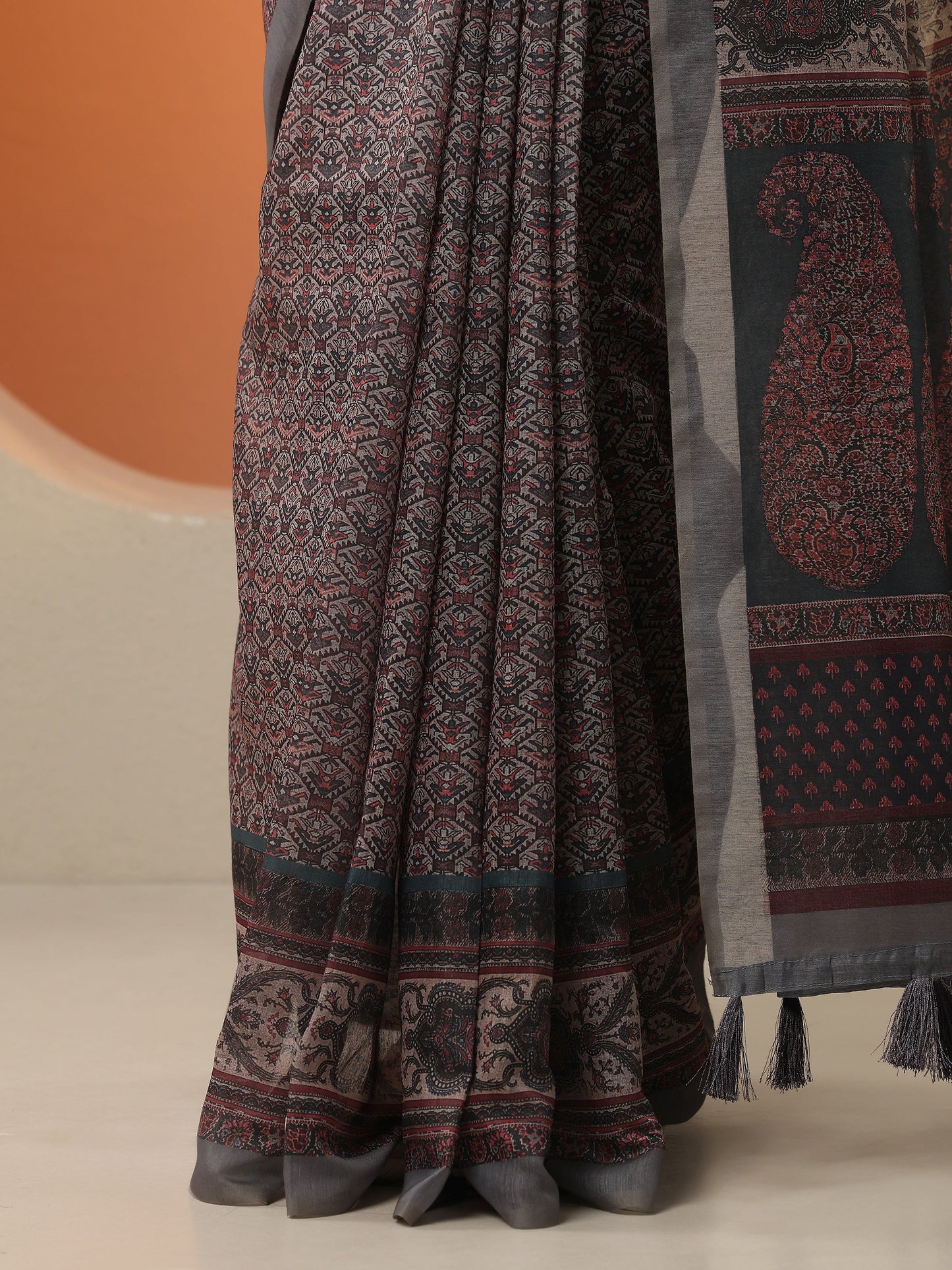 Grey Printed Silk Blend Saree With Unstitched Blouse Piece