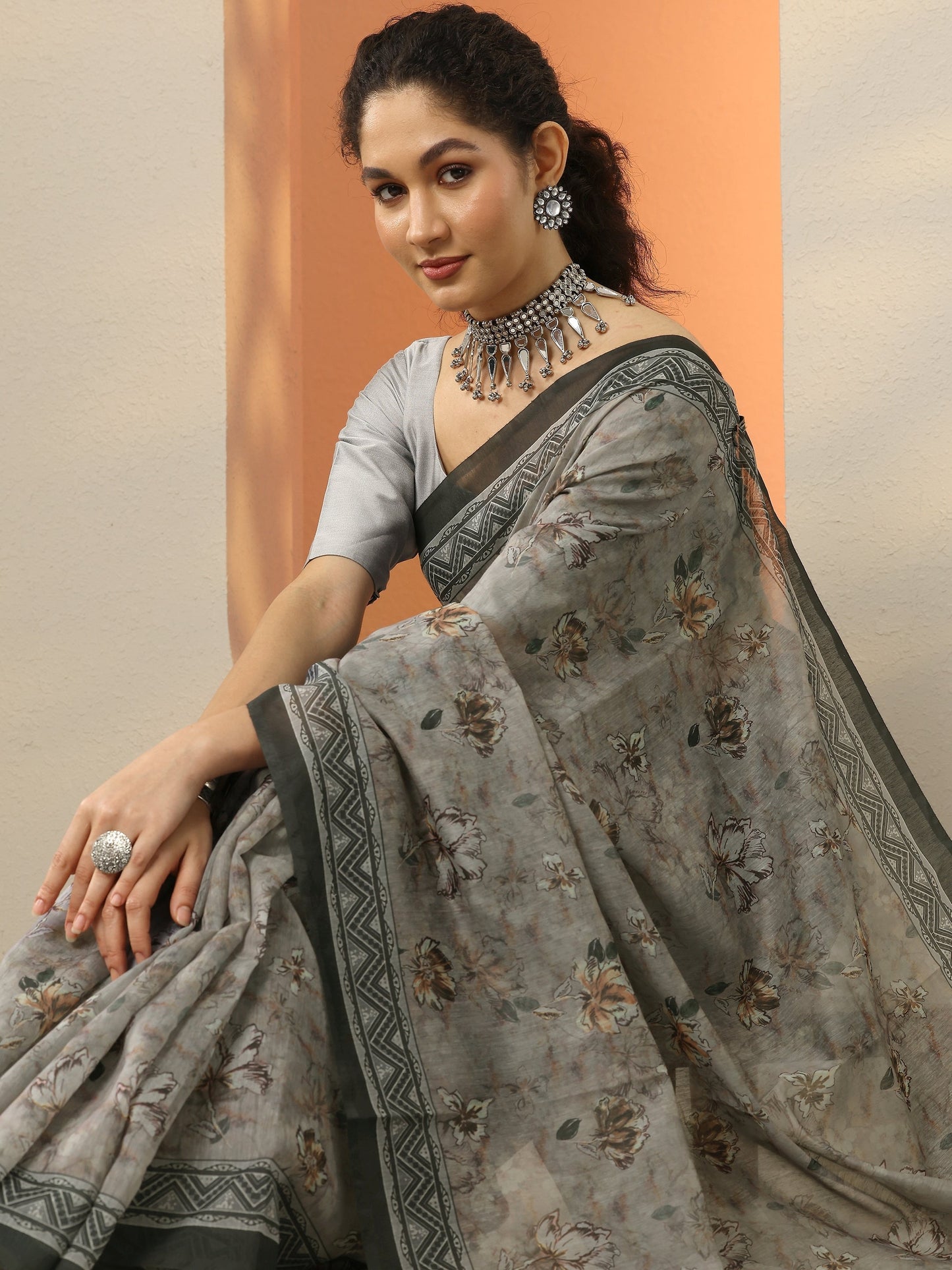 Grey Printed Silk Blend Saree With Unstitched Blouse Piece