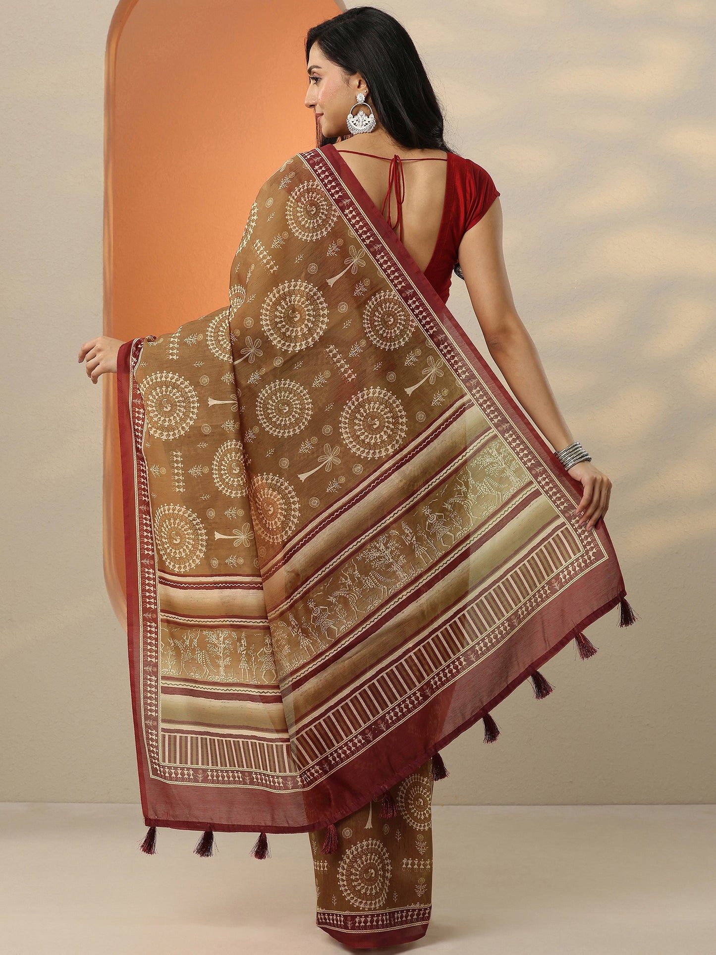 Mustard Printed Silk Blend Saree With Unstitched Blouse Piece