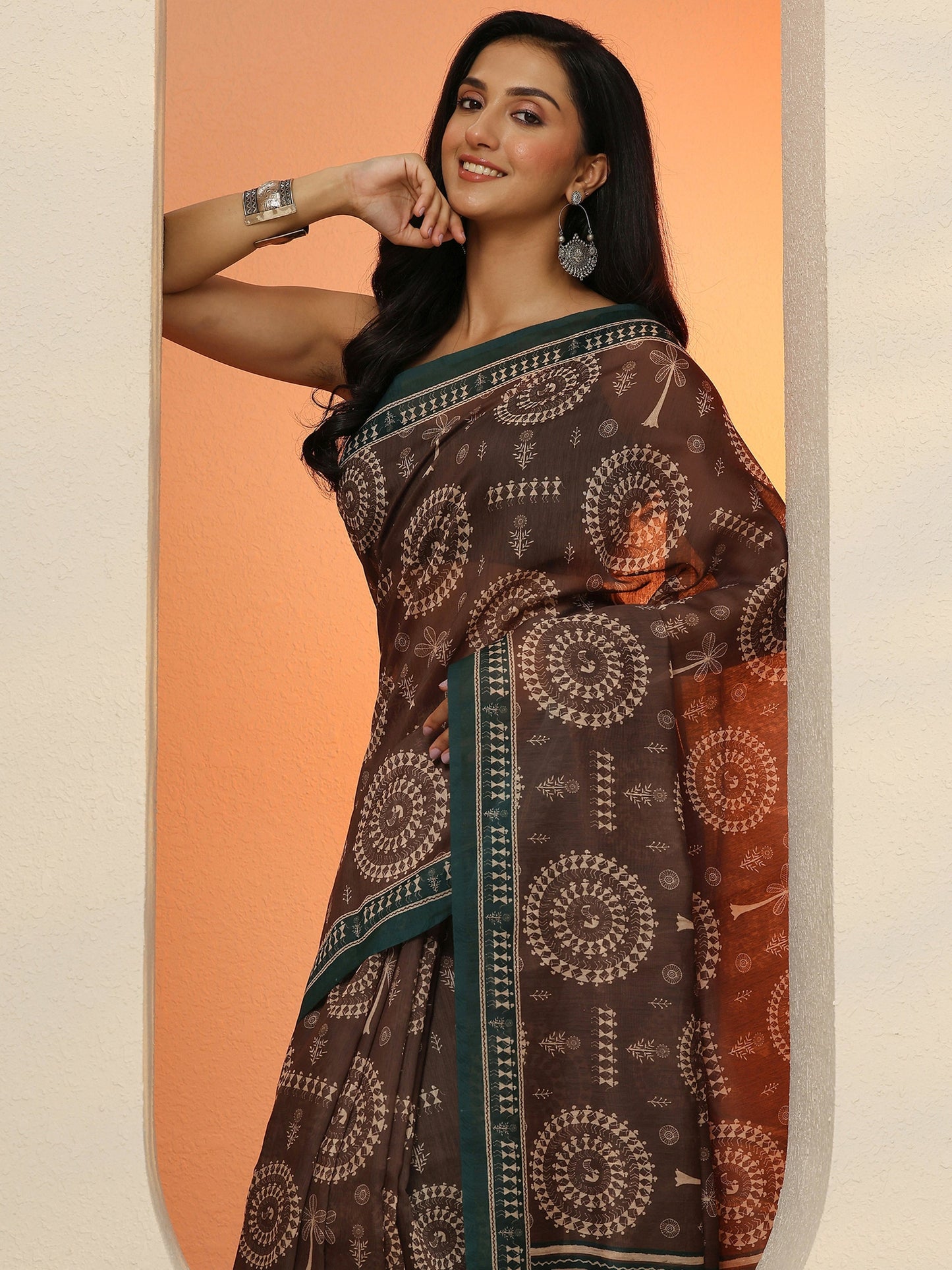 Brown Printed Silk Blend Saree With Unstitched Blouse Piece