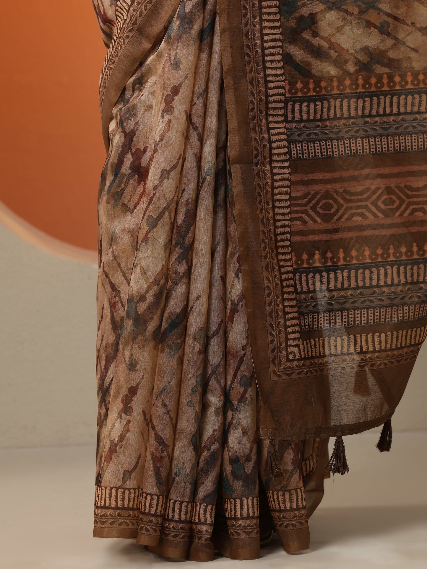 Brown Printed Silk Blend Saree With Unstitched Blouse Piece