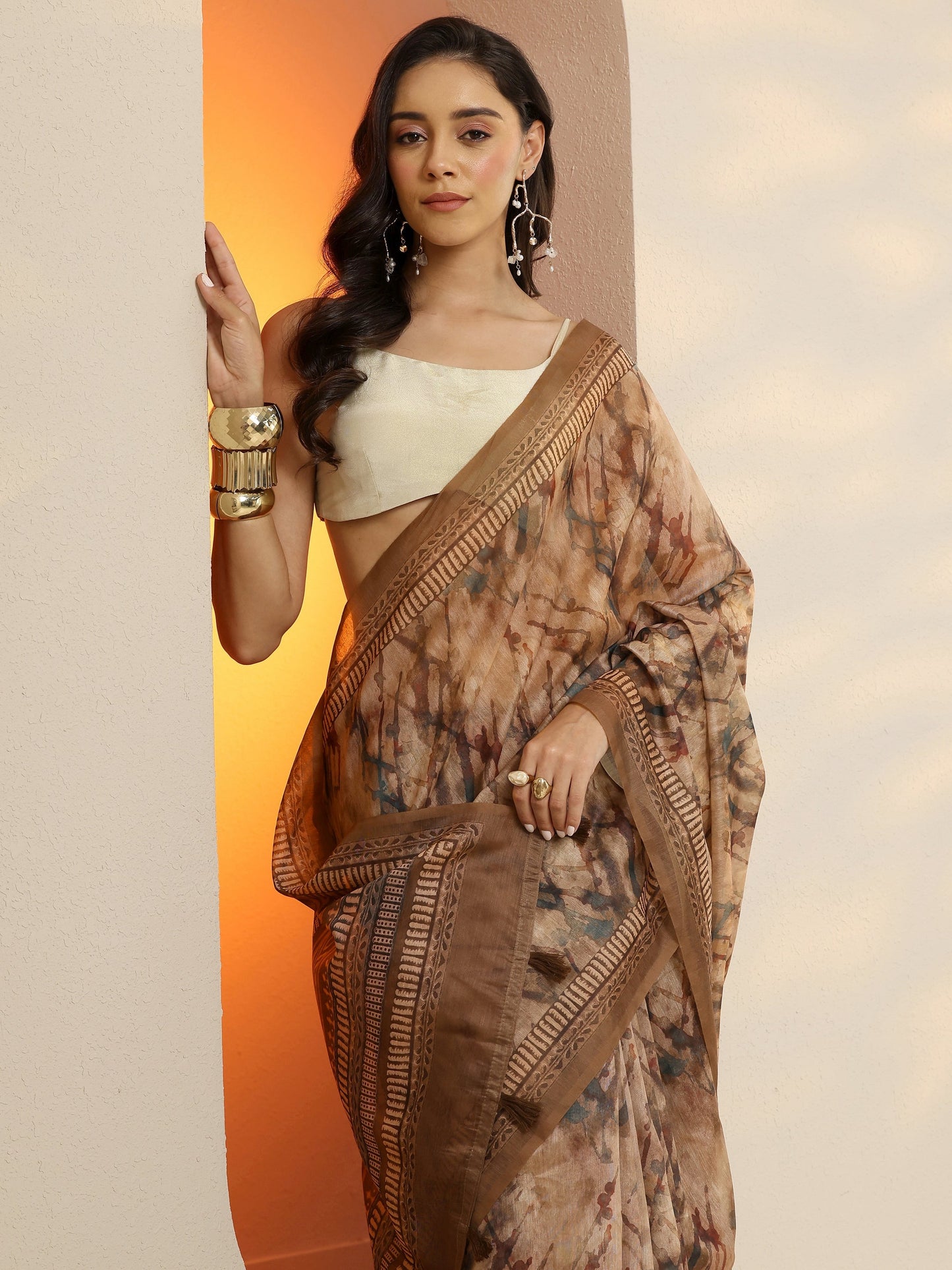 Brown Printed Silk Blend Saree With Unstitched Blouse Piece