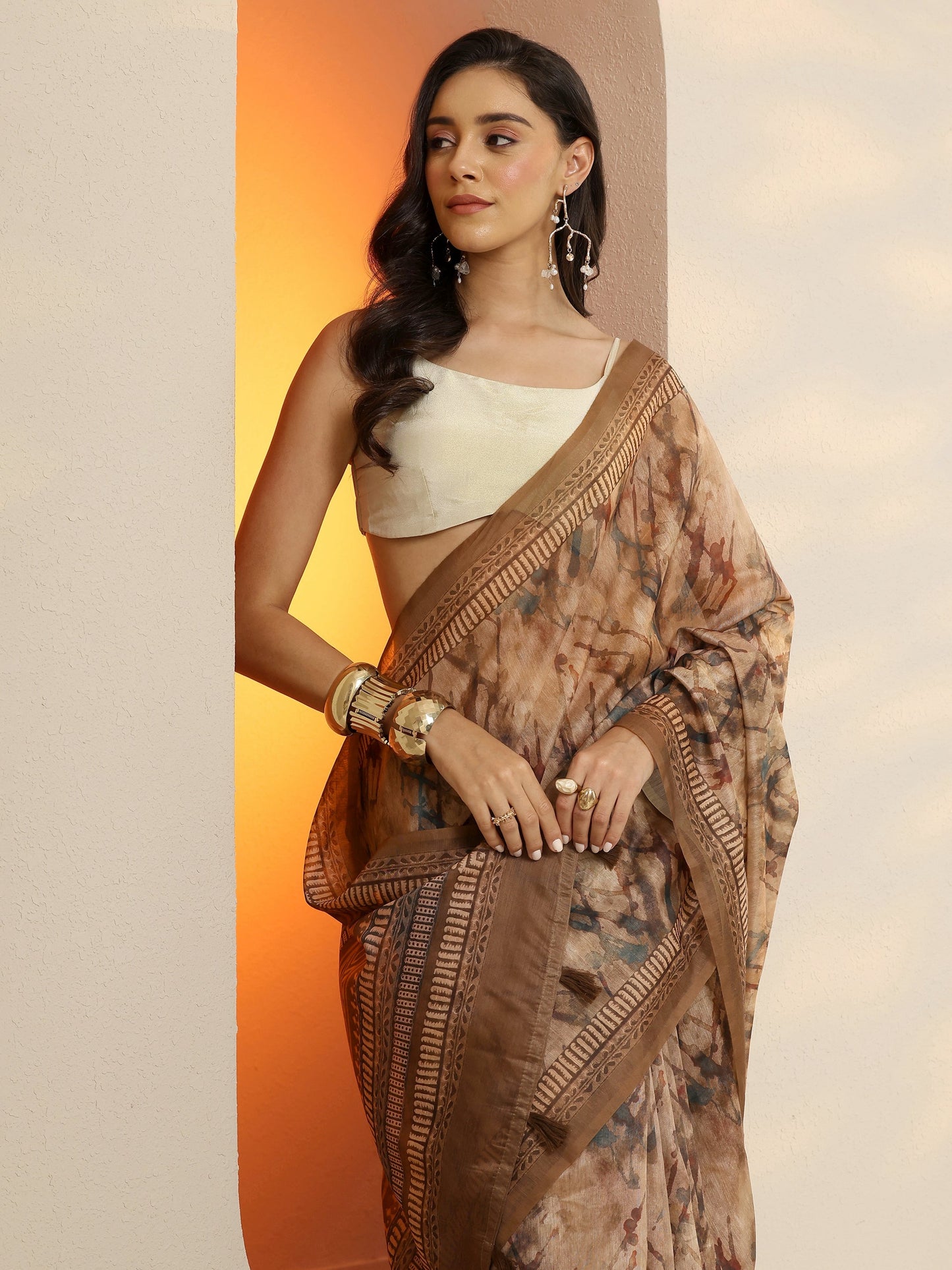 Brown Printed Silk Blend Saree With Unstitched Blouse Piece