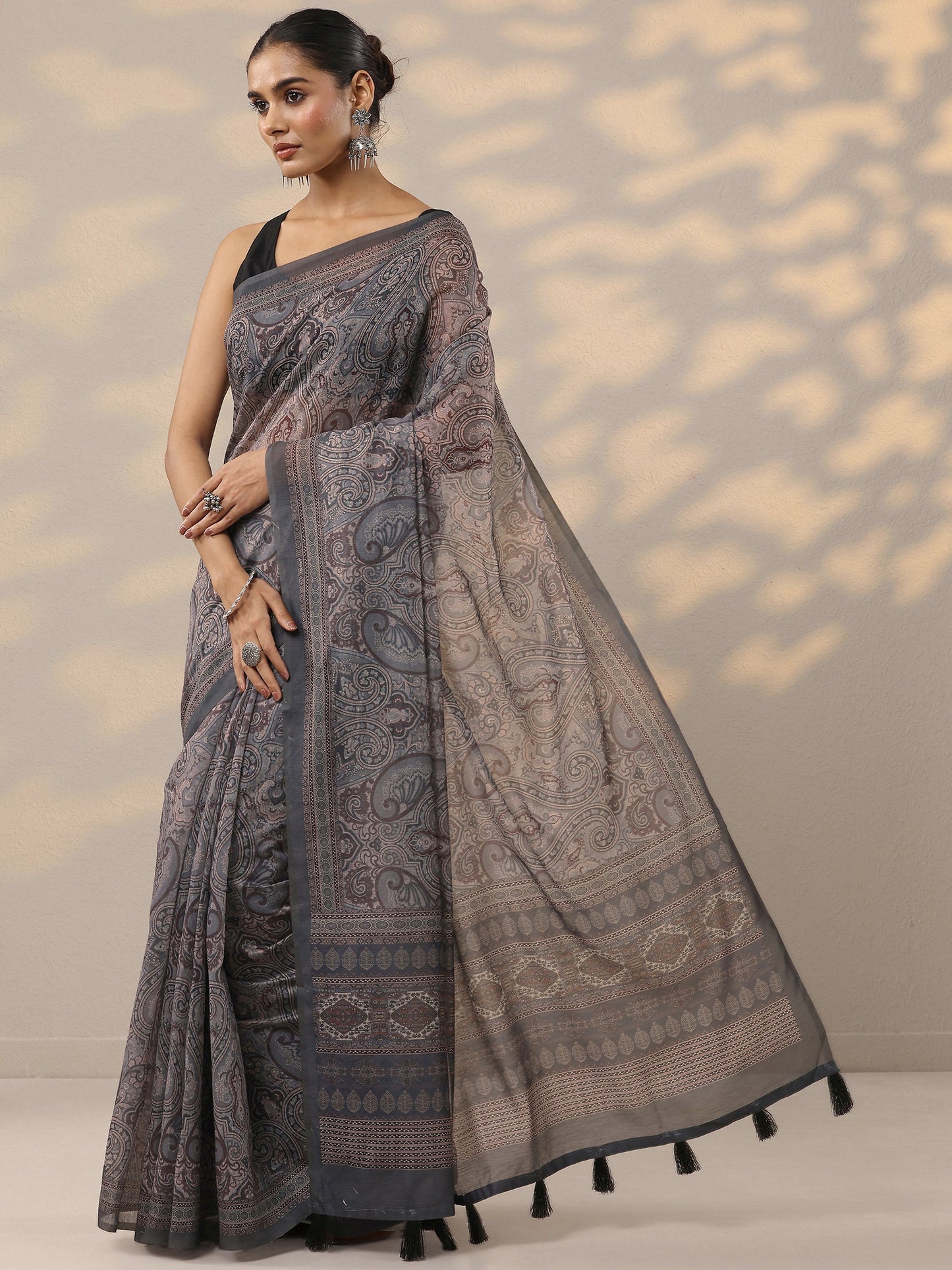 Grey Printed Silk Blend Saree With Unstitched Blouse Piece