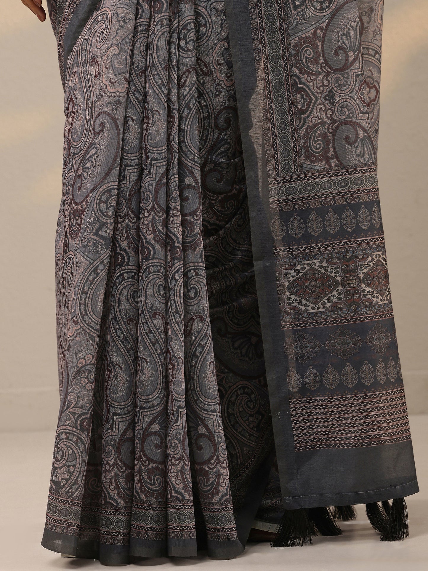 Grey Printed Silk Blend Saree With Unstitched Blouse Piece