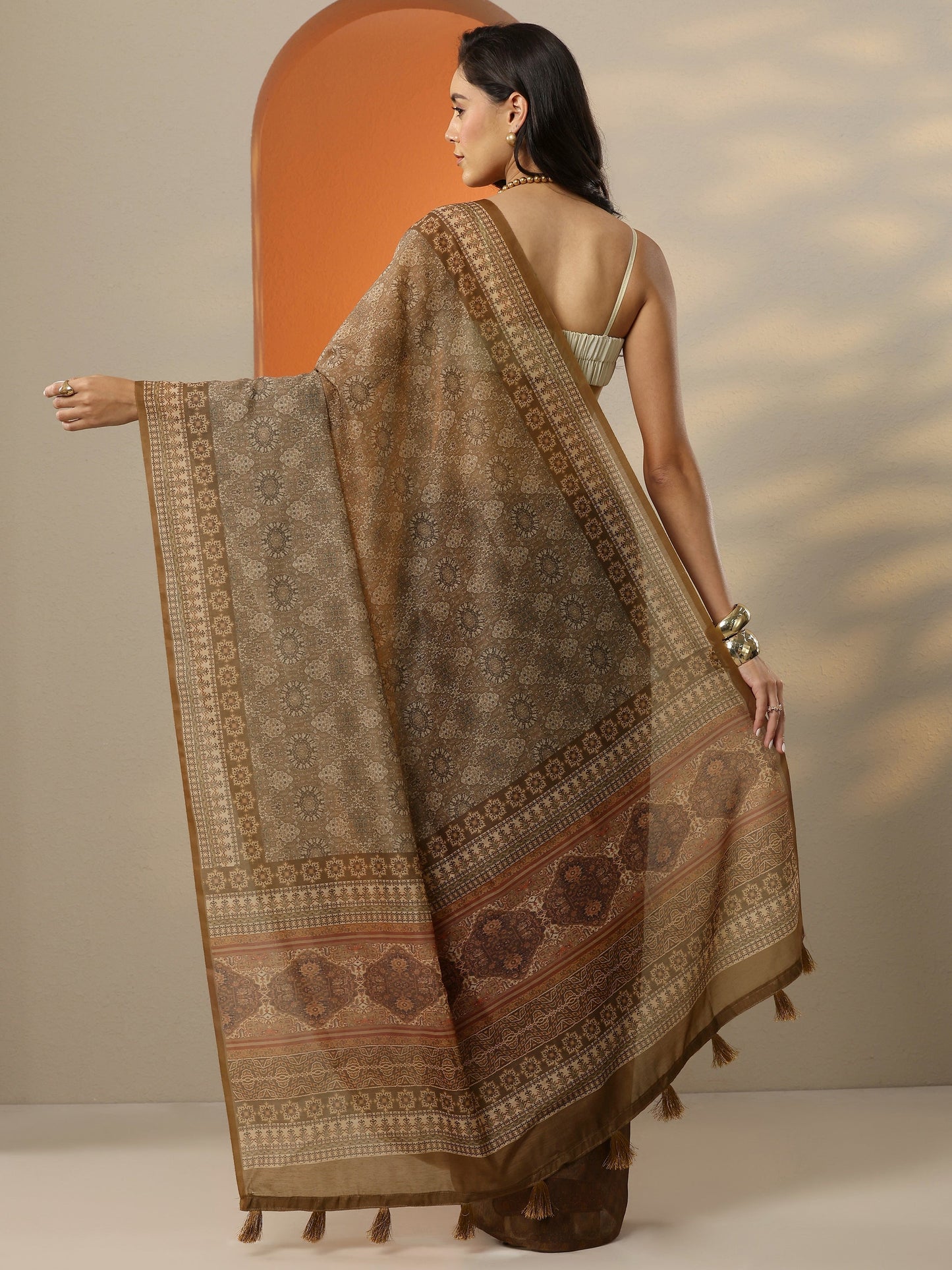 Brown Printed Silk Blend Saree With Unstitched Blouse Piece