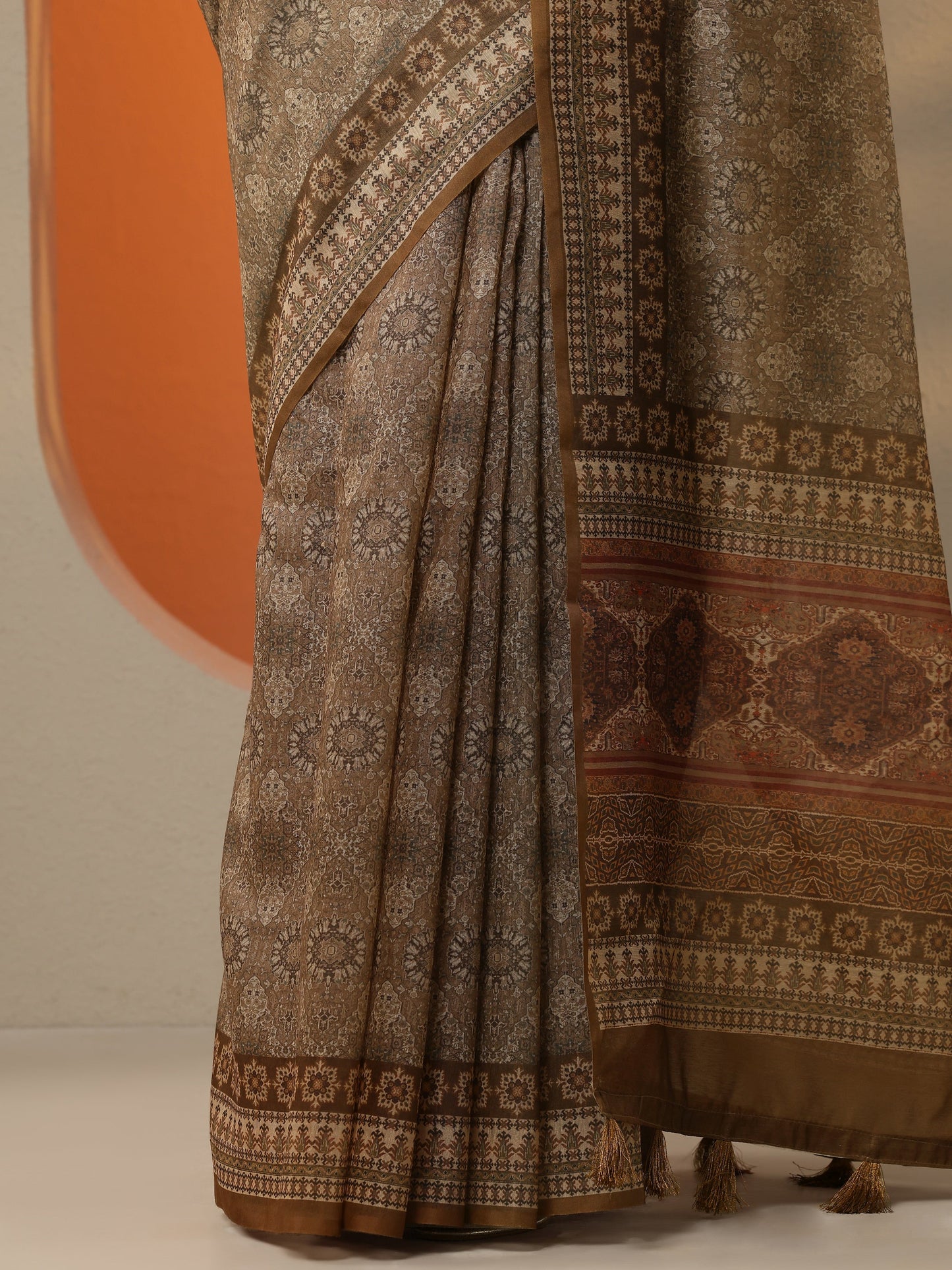 Brown Printed Silk Blend Saree With Unstitched Blouse Piece