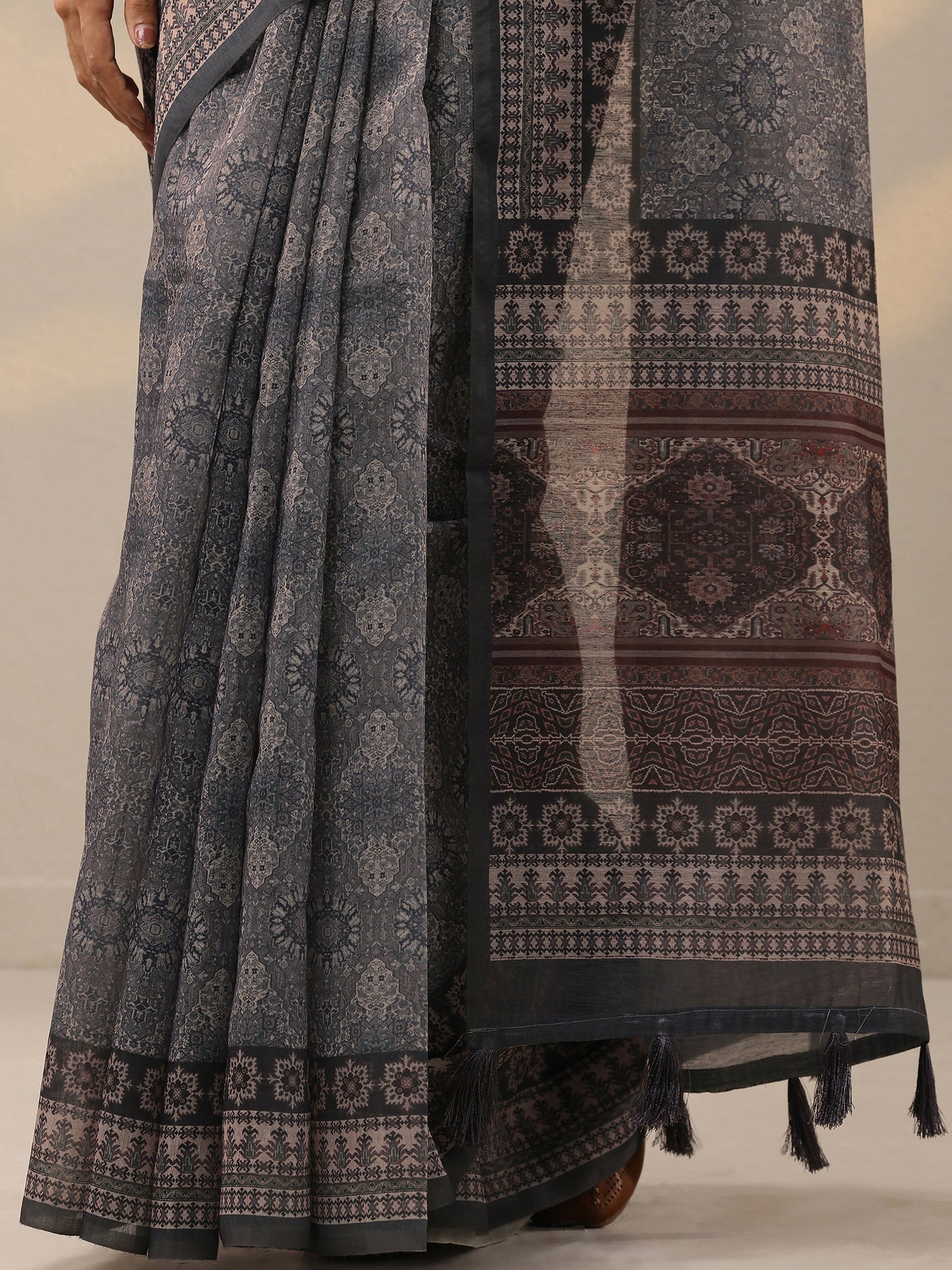 Grey  Printed Silk Blend Saree With Unstitched Blouse Piece