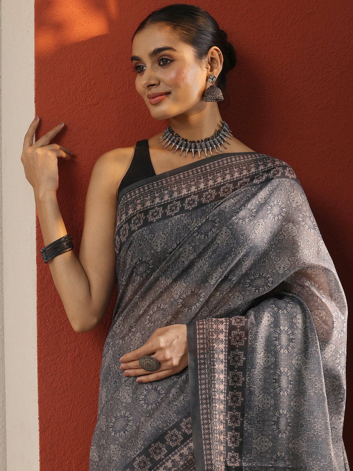 Grey  Printed Silk Blend Saree With Unstitched Blouse Piece
