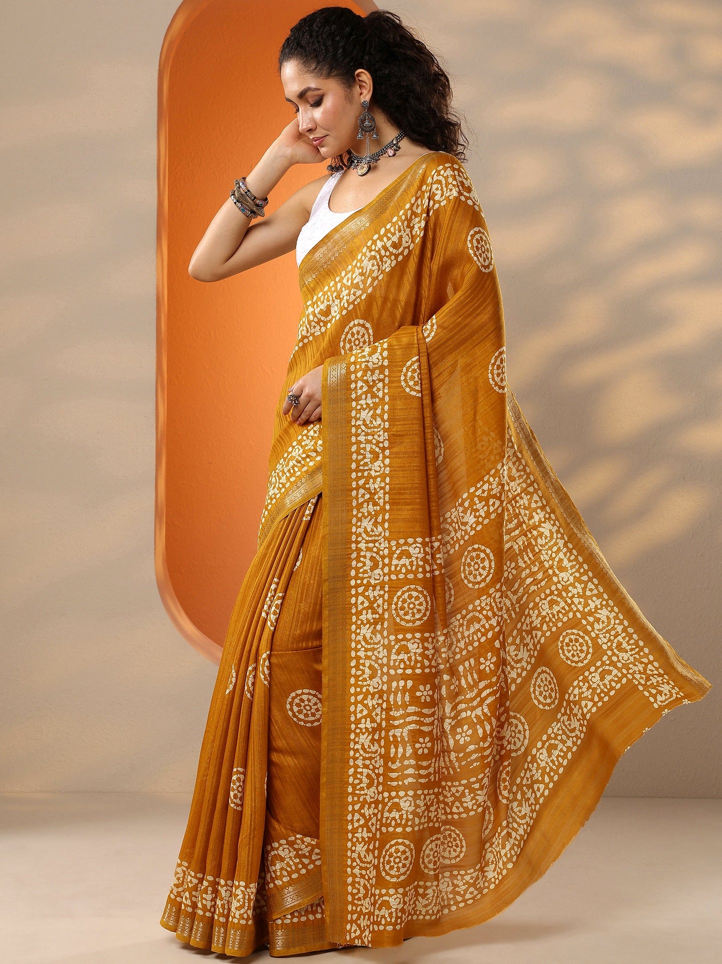 Mustard Printed Silk Blend Saree With Unstitched Blouse Piece