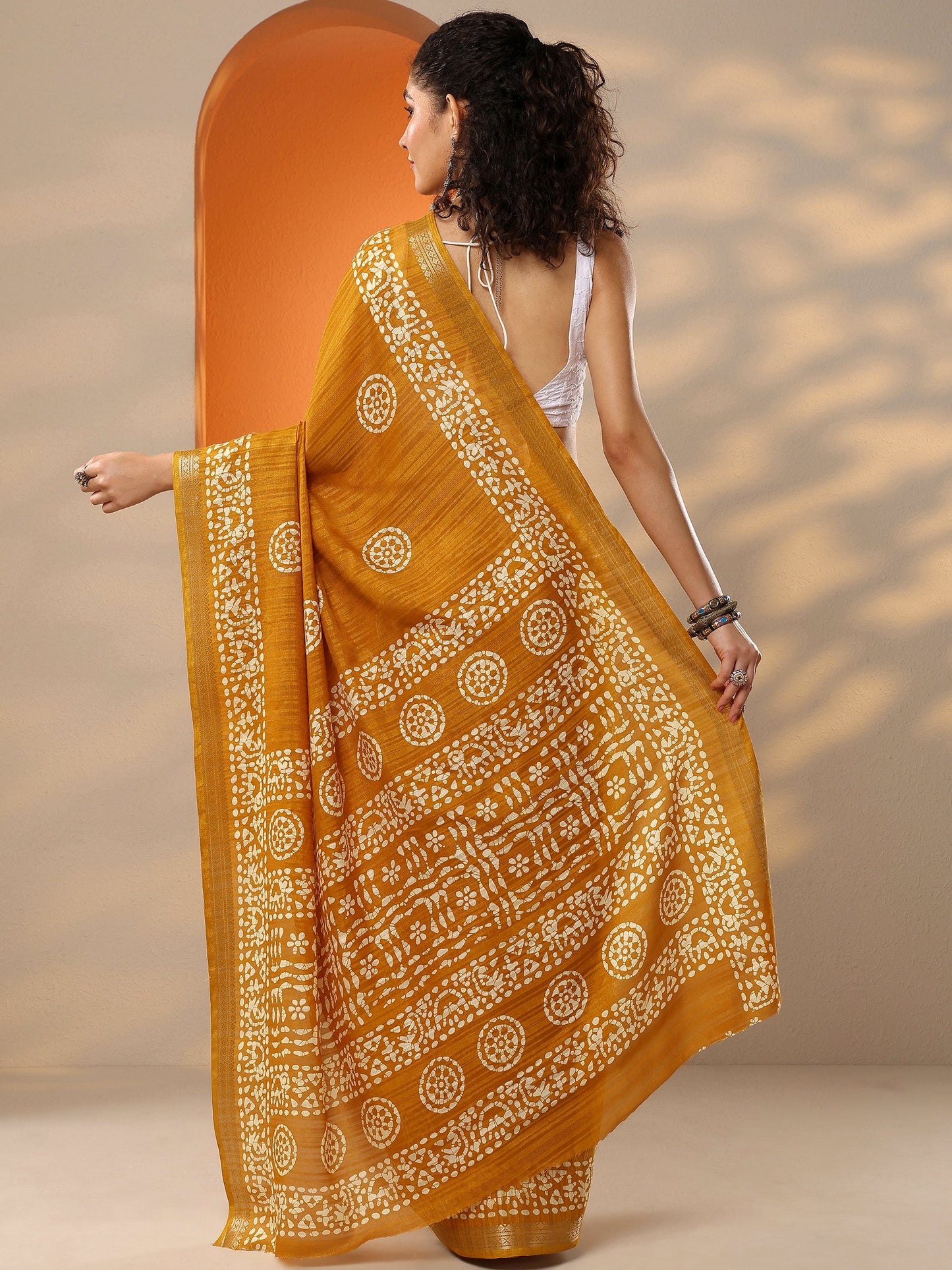Mustard Printed Silk Blend Saree With Unstitched Blouse Piece