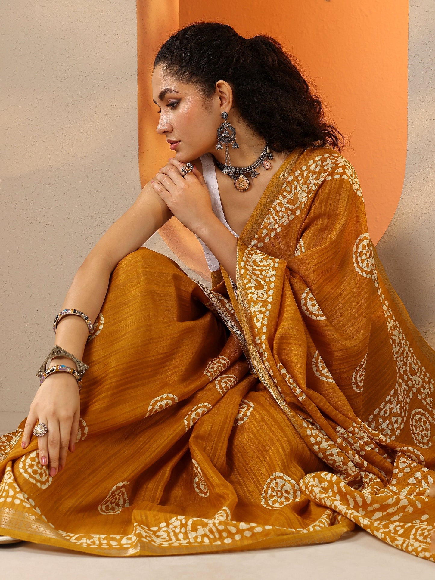 Mustard Printed Silk Blend Saree With Unstitched Blouse Piece