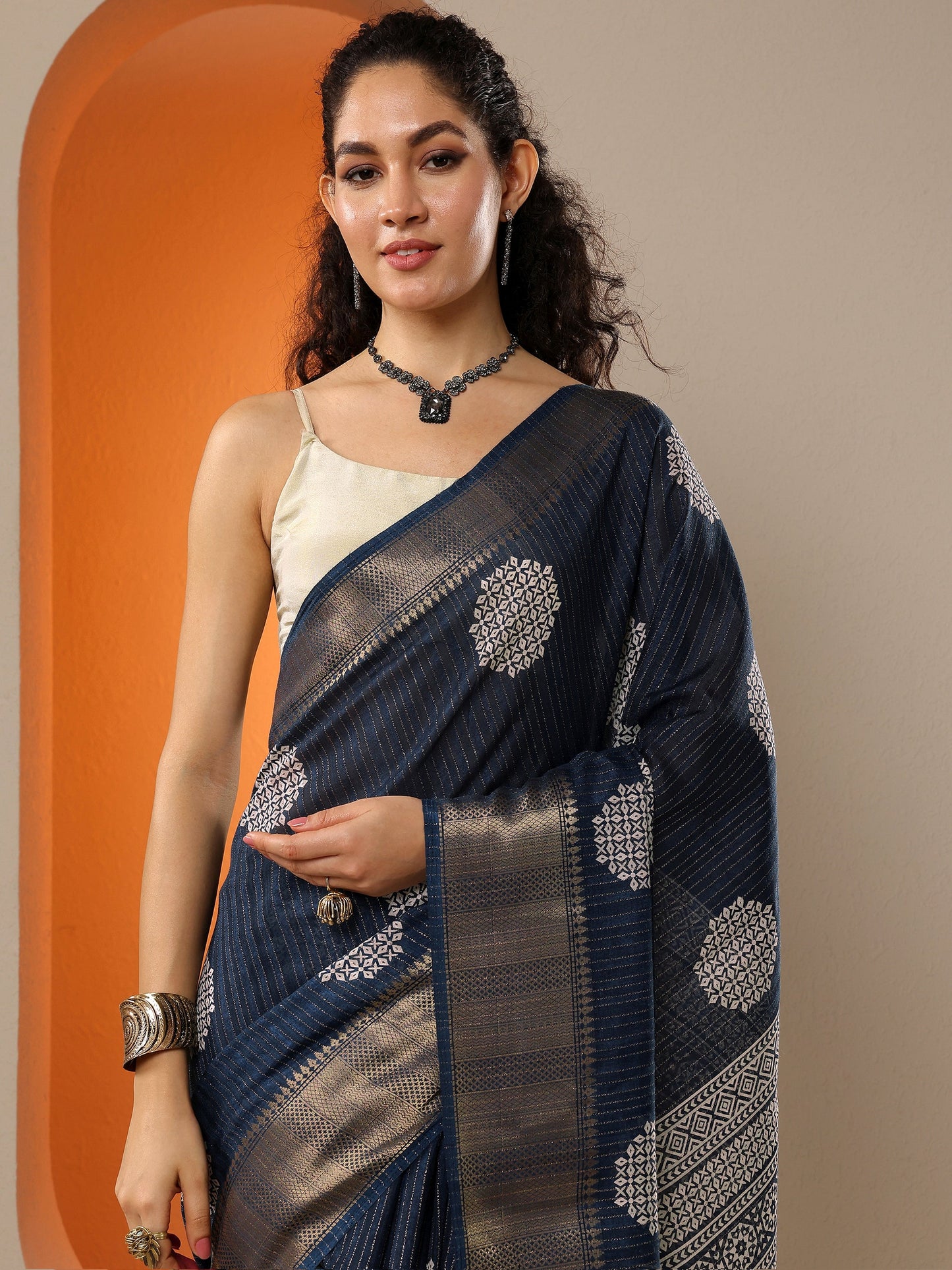 Navy Blue Printed Silk Blend Saree With Unstitched Blouse Piece