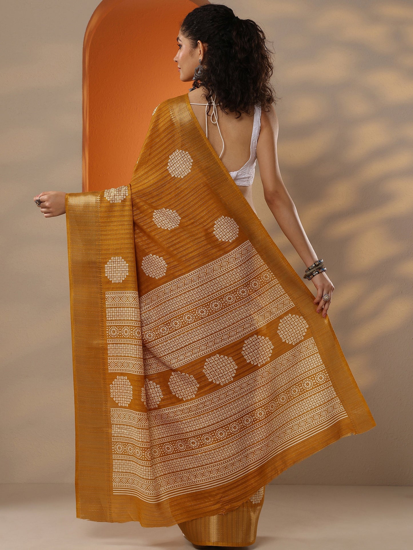 Mustard Printed Silk Blend Saree With Unstitched Blouse Piece