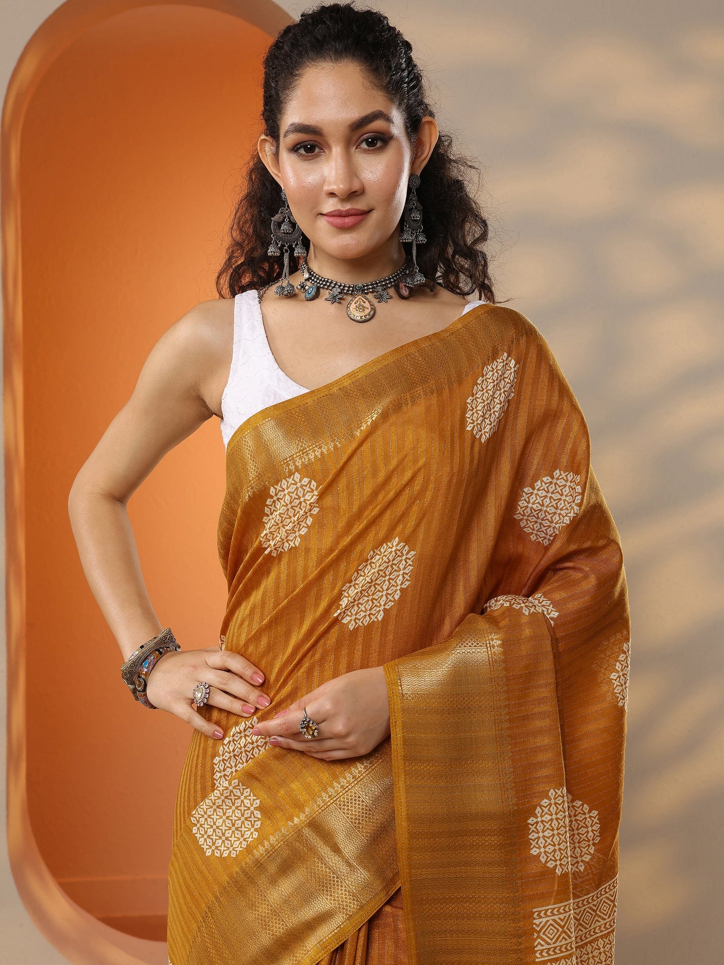 Mustard Printed Silk Blend Saree With Unstitched Blouse Piece