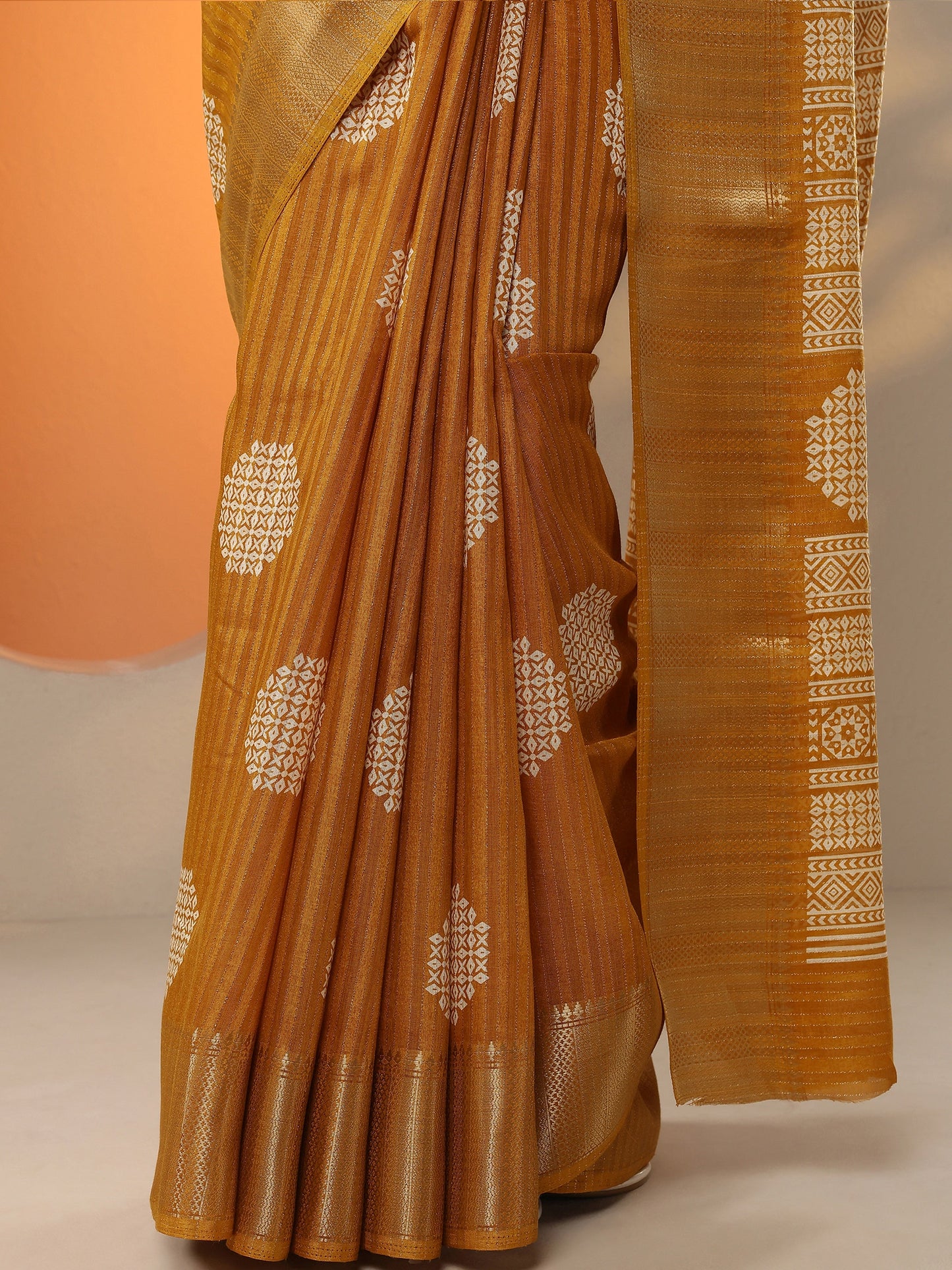 Mustard Printed Silk Blend Saree With Unstitched Blouse Piece