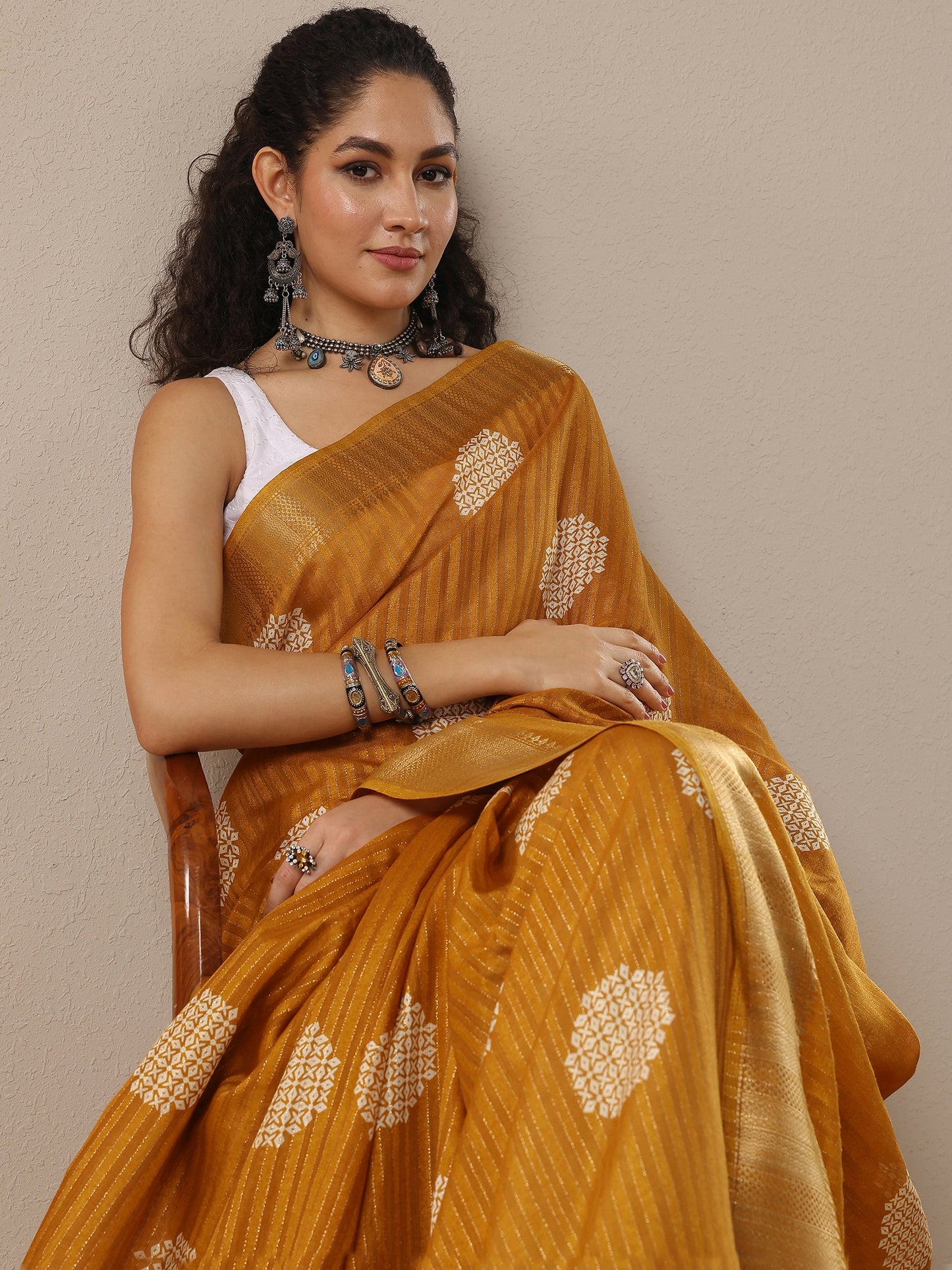 Mustard Printed Silk Blend Saree With Unstitched Blouse Piece