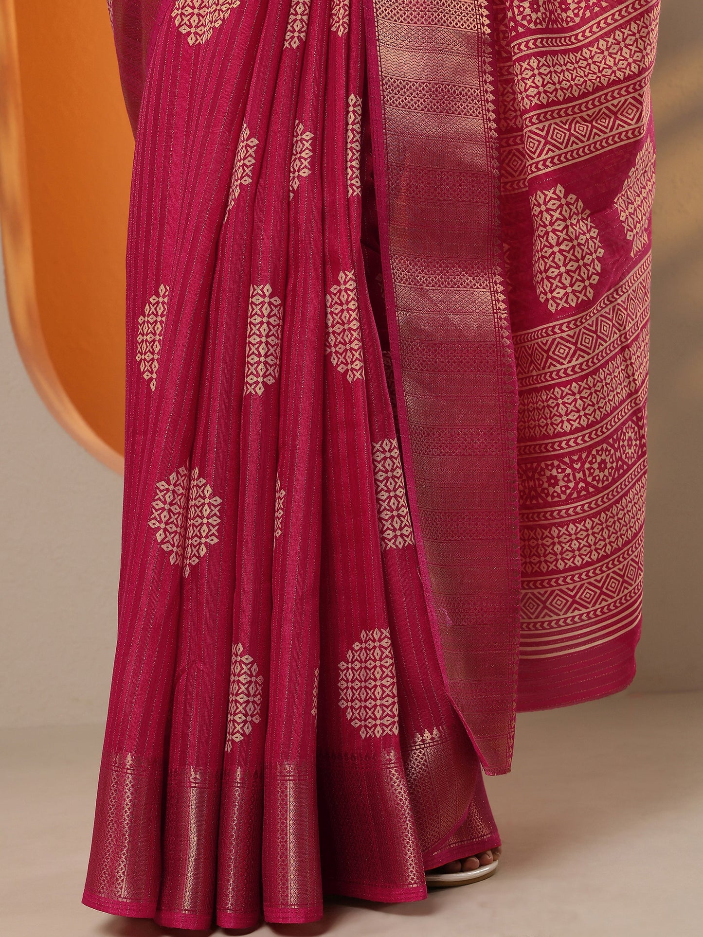 Pink Printed Silk Blend Saree With Unstitched Blouse Piece