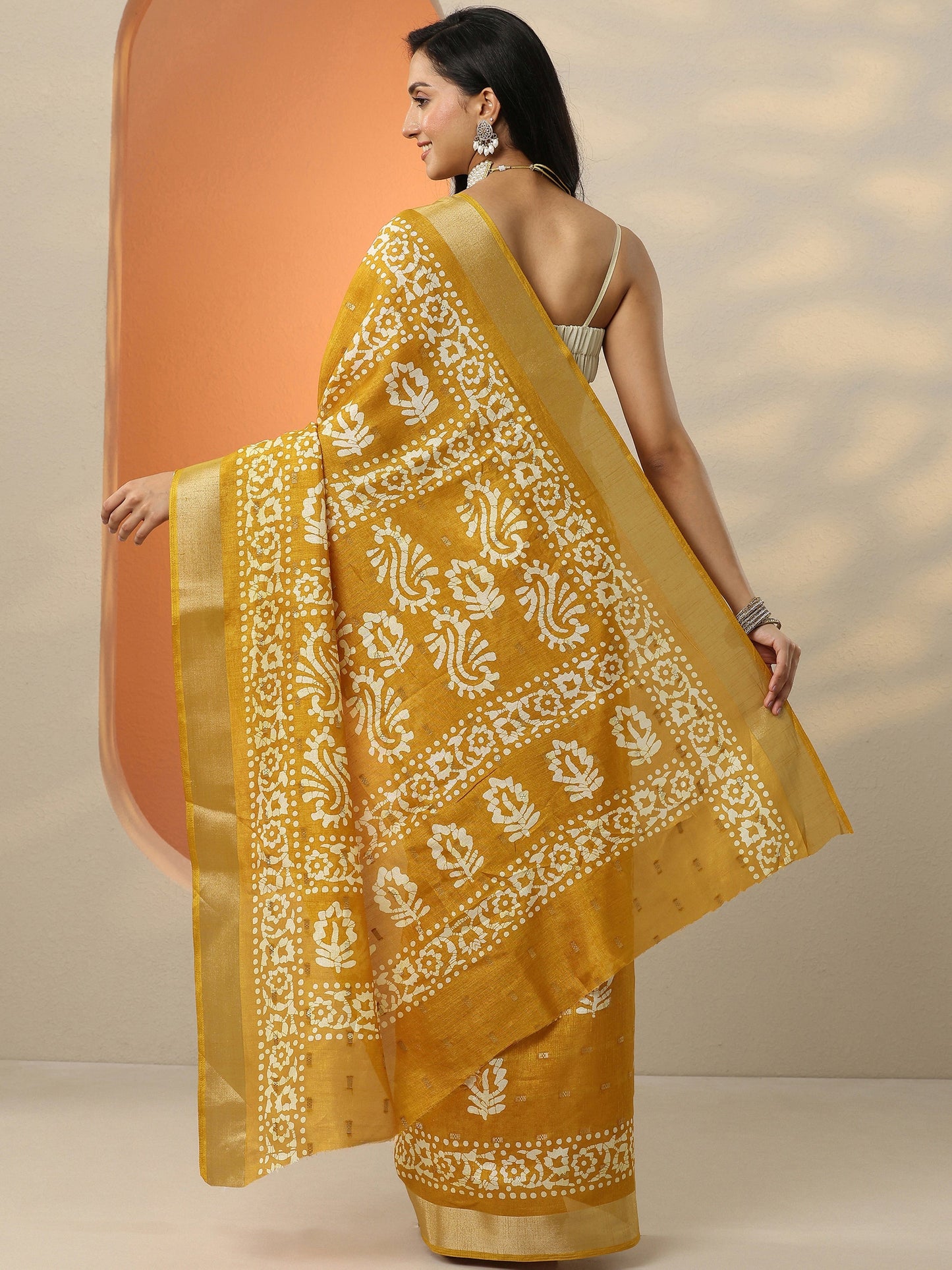 Mustard Printed Silk Blend Saree With Unstitched Blouse Piece