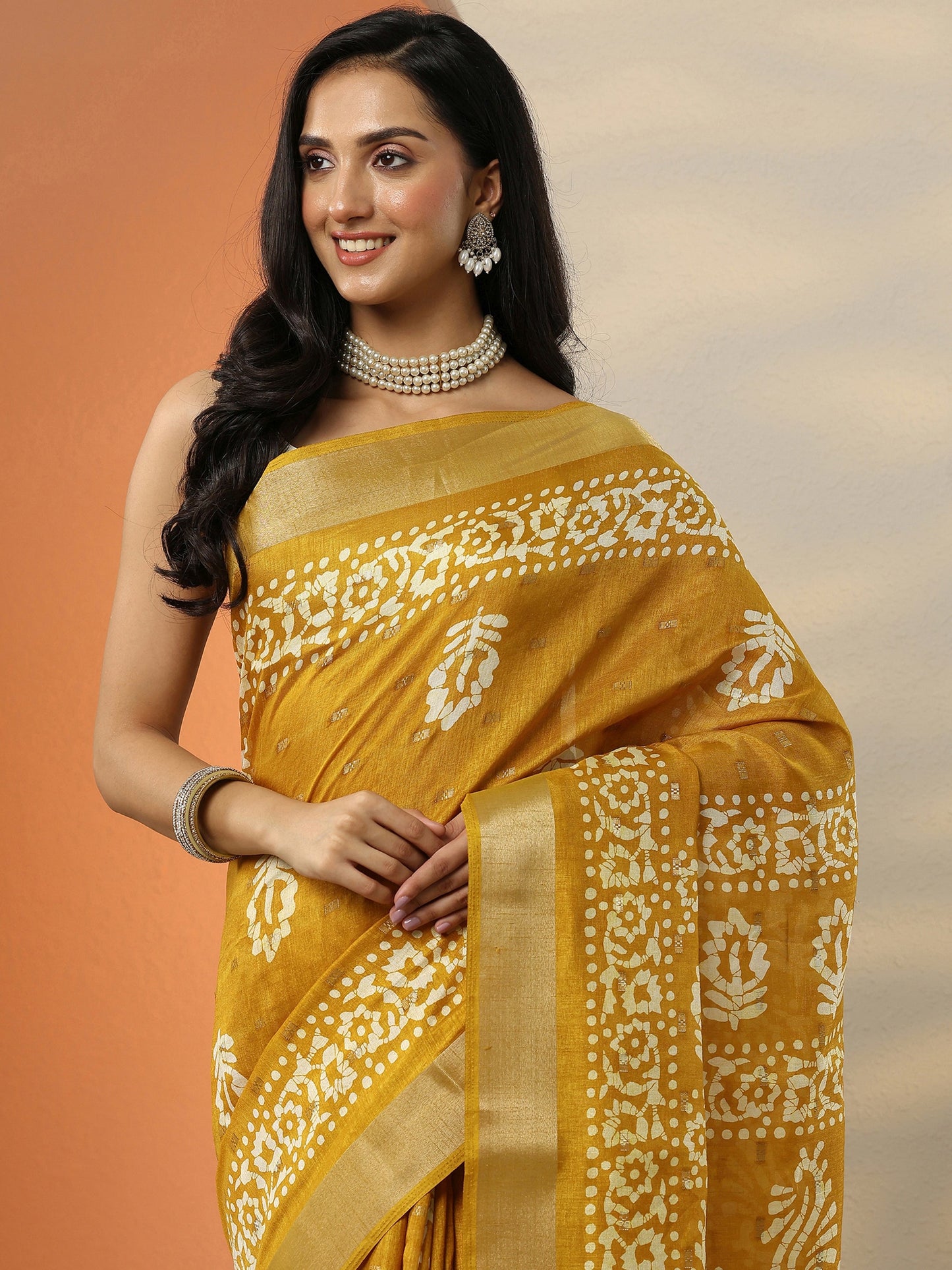 Mustard Printed Silk Blend Saree With Unstitched Blouse Piece