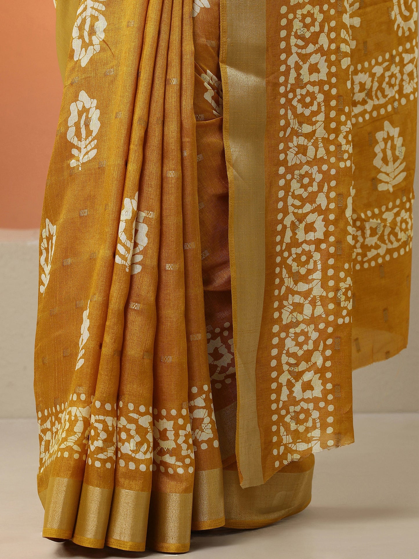 Mustard Printed Silk Blend Saree With Unstitched Blouse Piece