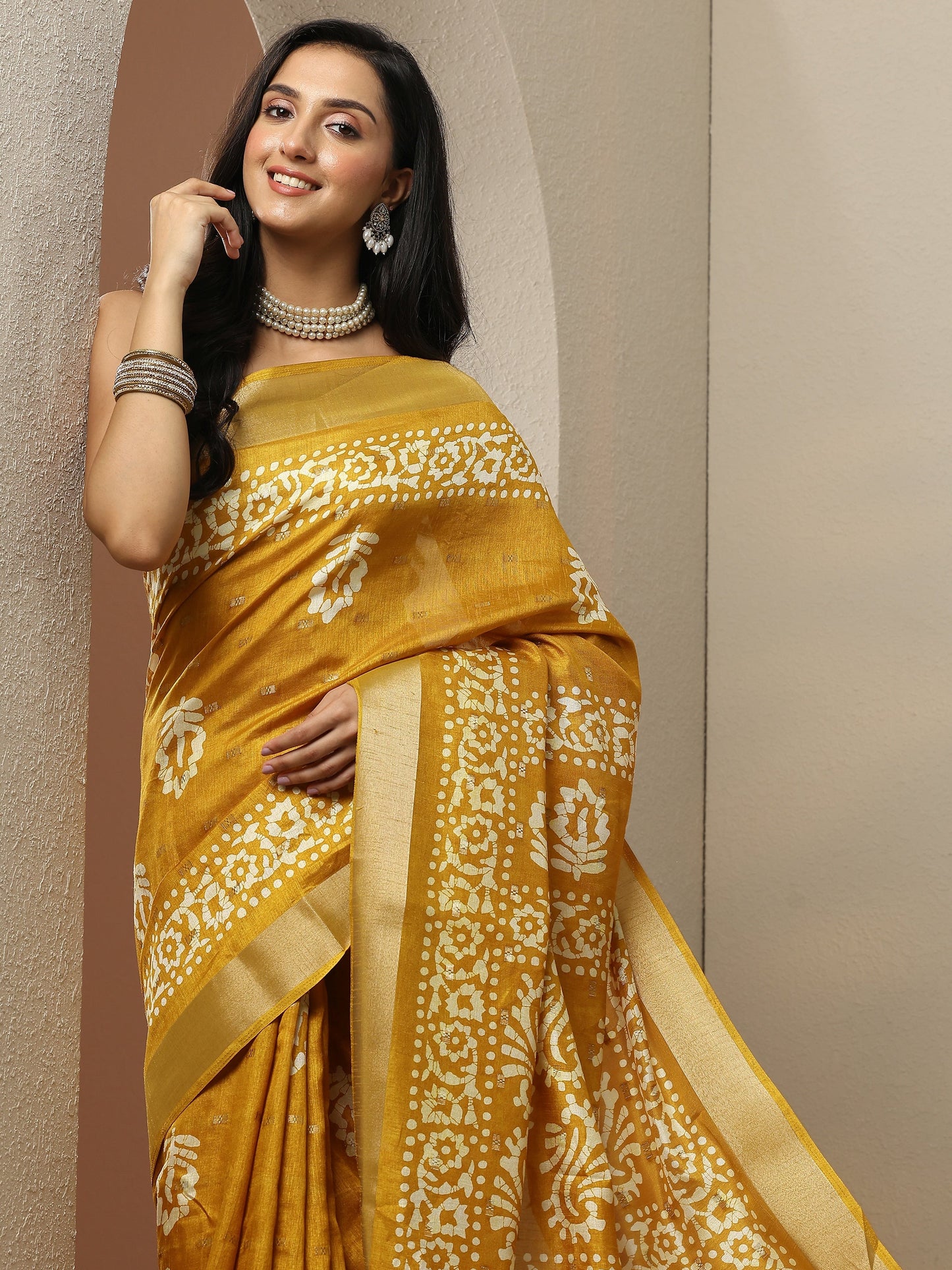 Mustard Printed Silk Blend Saree With Unstitched Blouse Piece
