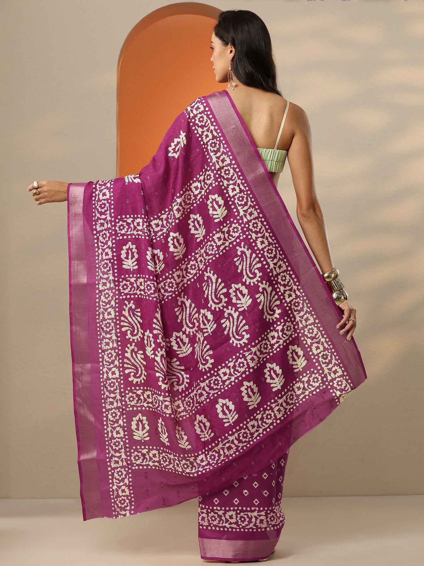 Magenta Printed Silk Blend Saree With Unstitched Blouse Piece