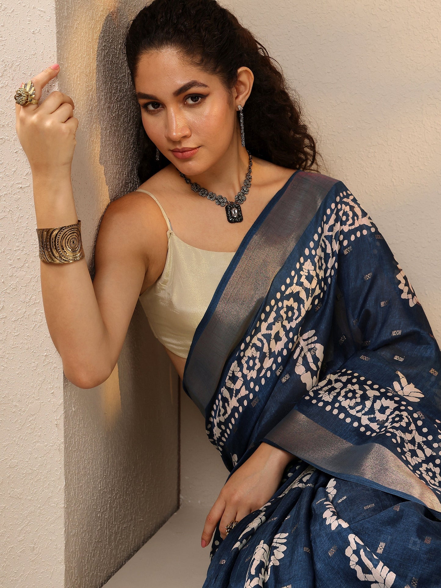 Navy Blue Printed Silk Blend Saree With Unstitched Blouse Piece