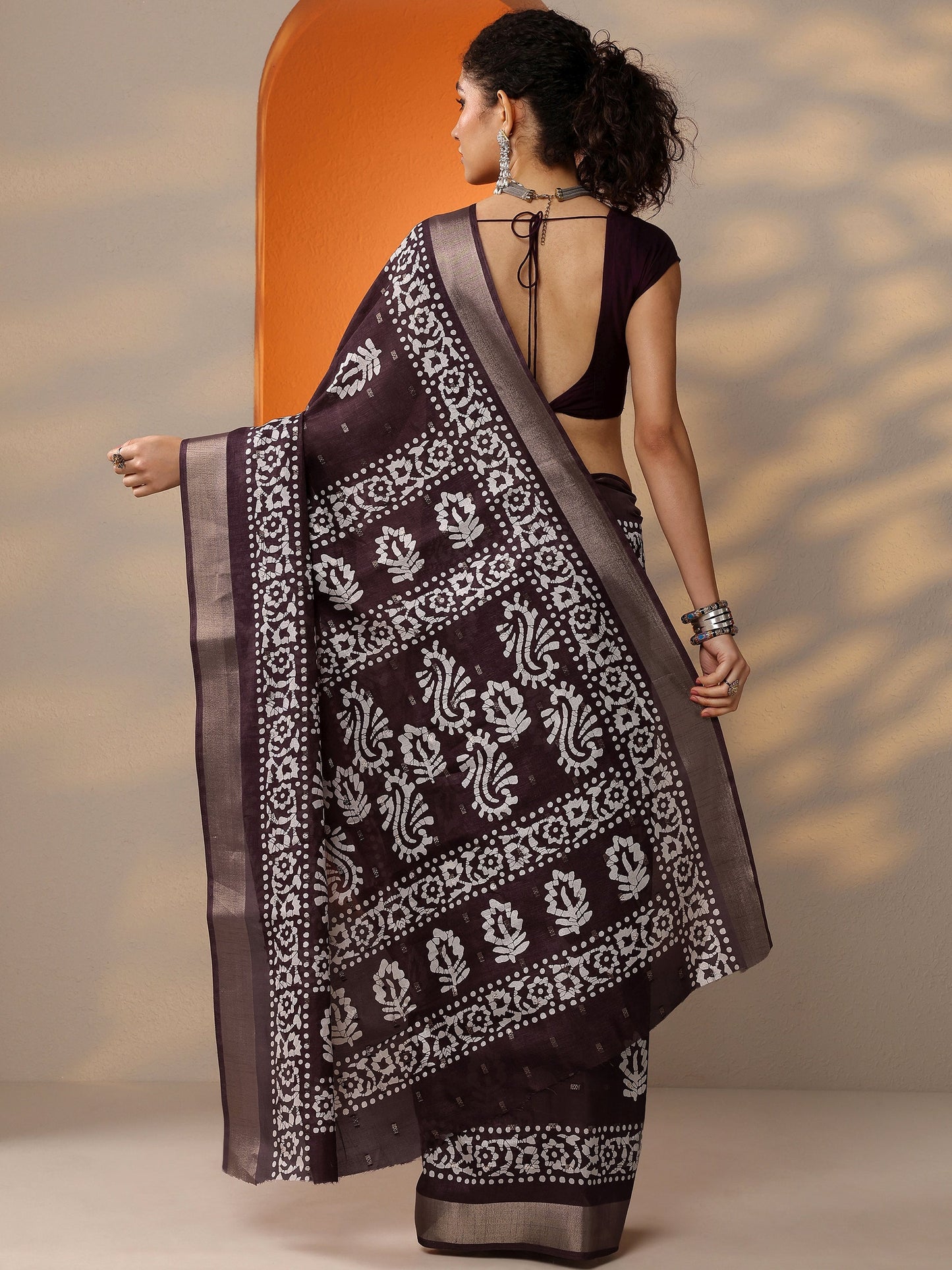 Brown Printed Silk Blend Saree With Unstitched Blouse Piece