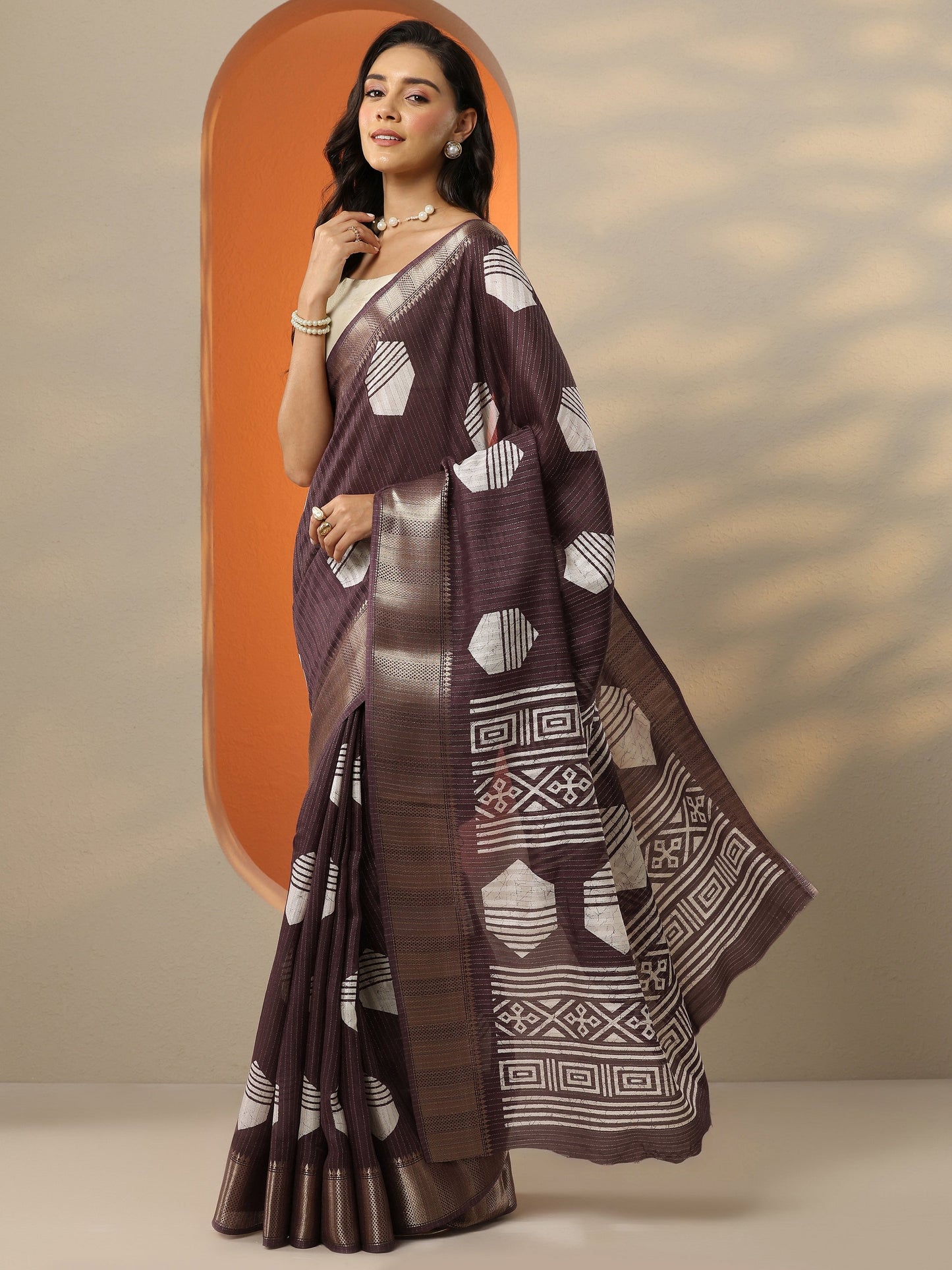 Brown Printed Silk Blend Saree With Unstitched Blouse Piece