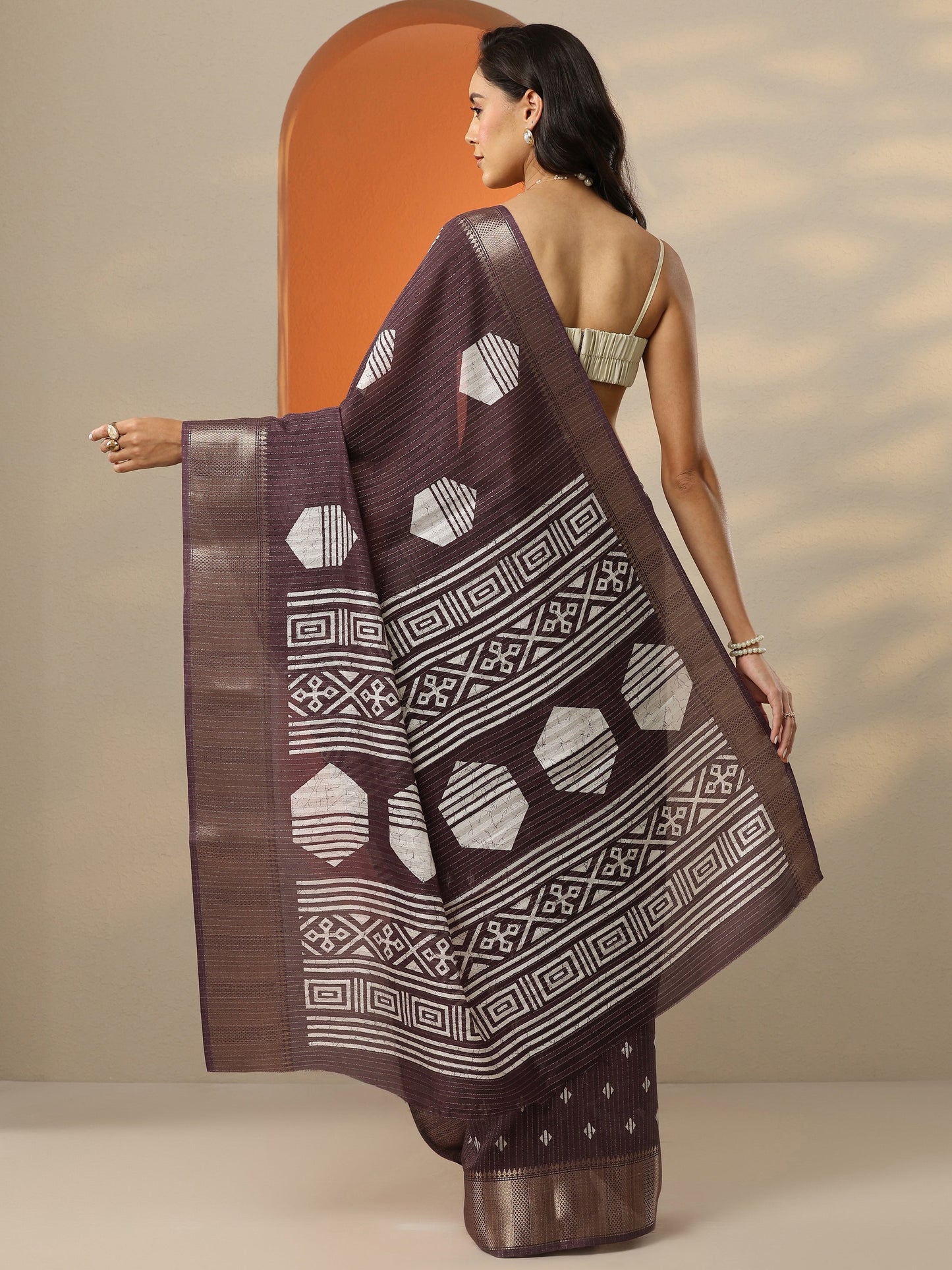 Brown Printed Silk Blend Saree With Unstitched Blouse Piece