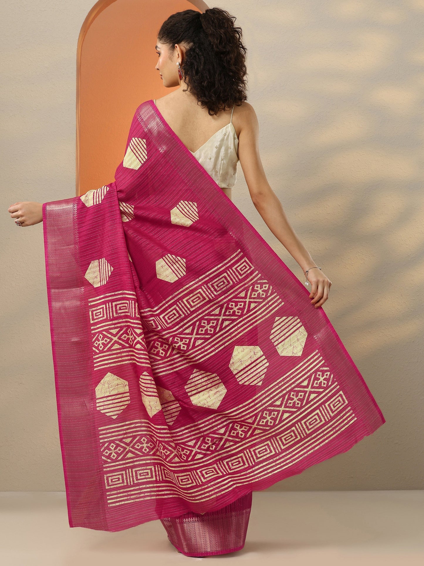 Pink Printed Silk Blend Saree With Unstitched Blouse Piece