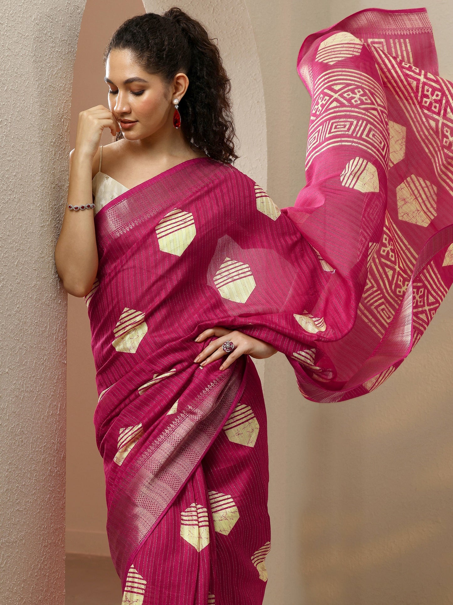 Pink Printed Silk Blend Saree With Unstitched Blouse Piece
