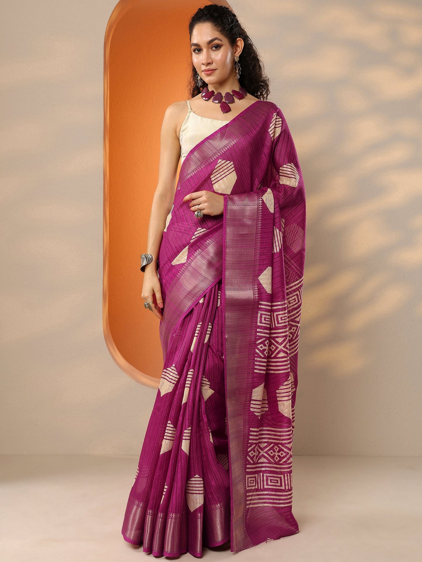 Magenta Printed Silk Blend Saree With Unstitched Blouse Piece