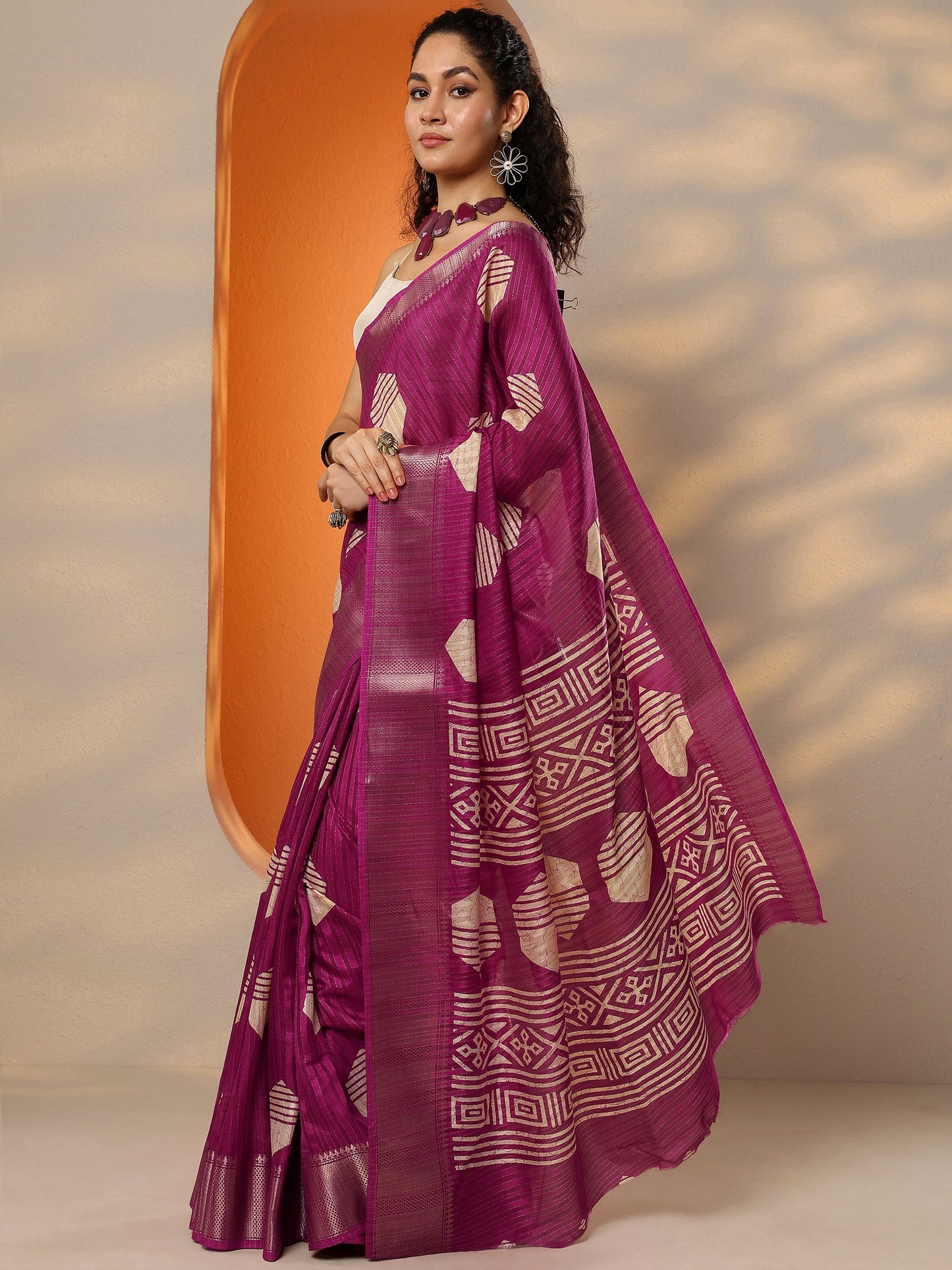 Magenta Printed Silk Blend Saree With Unstitched Blouse Piece