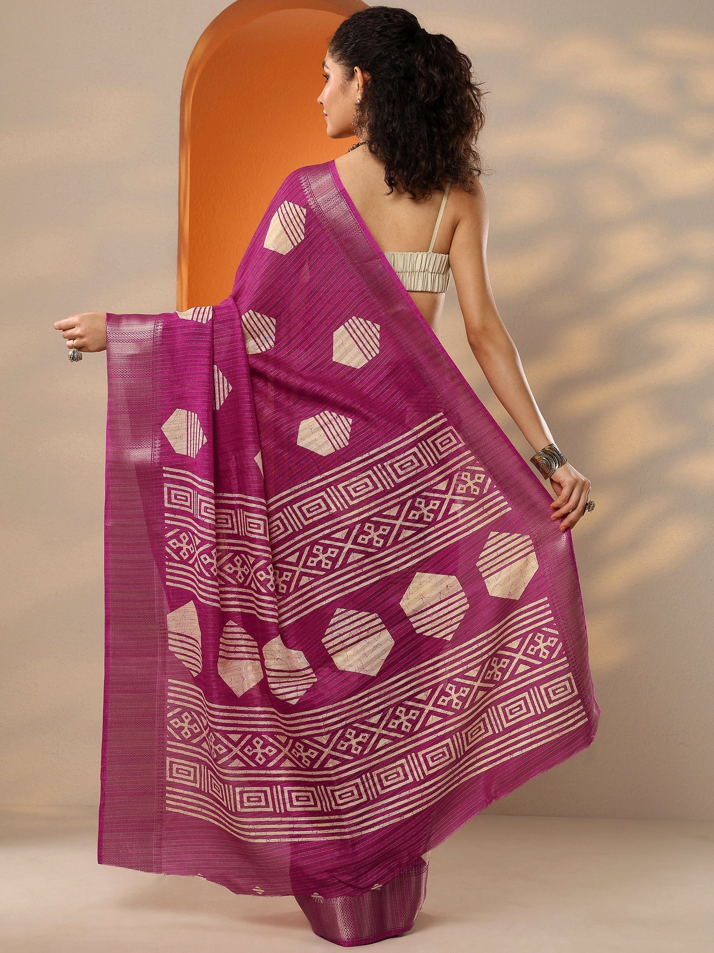 Magenta Printed Silk Blend Saree With Unstitched Blouse Piece