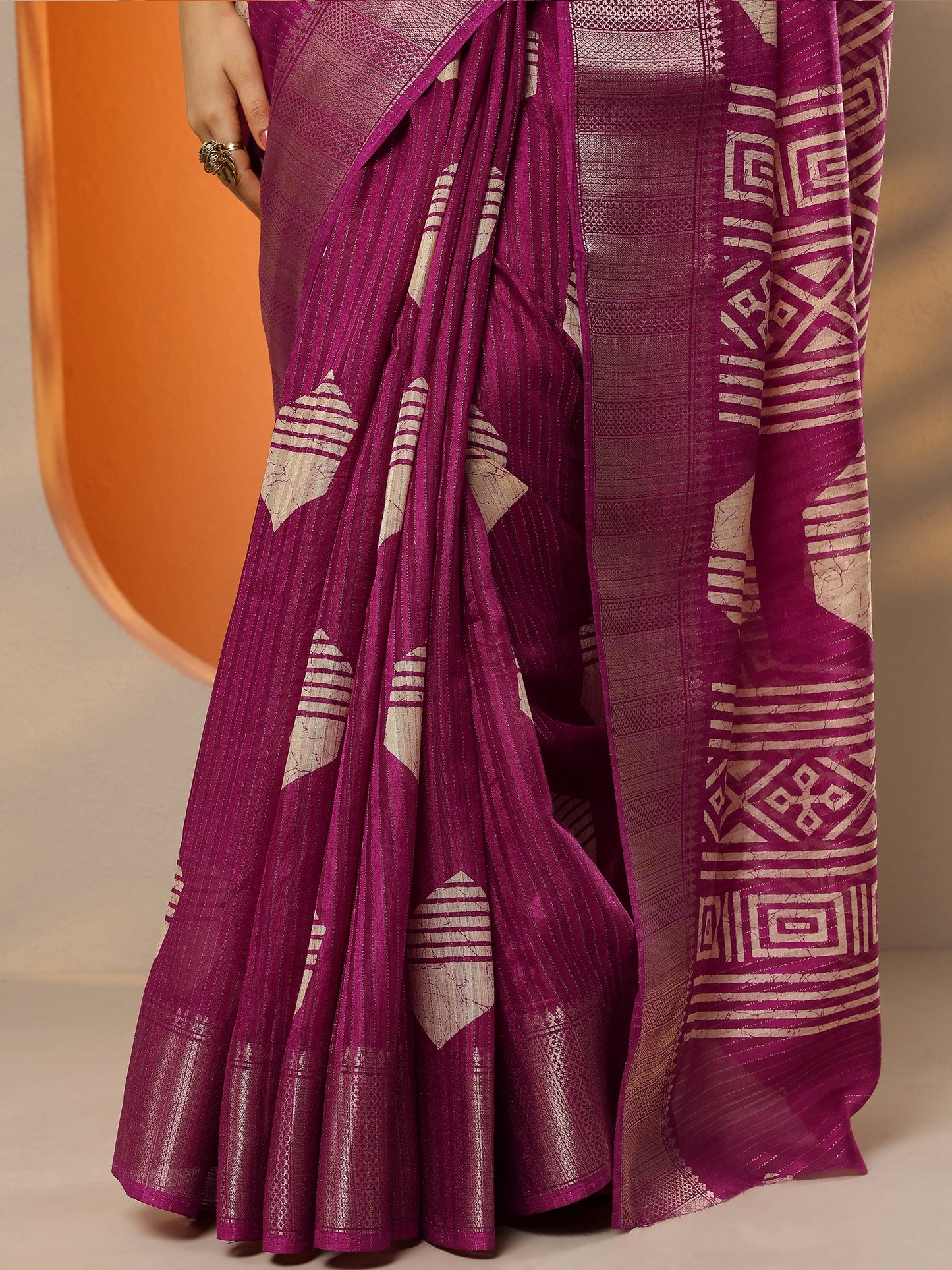 Magenta Printed Silk Blend Saree With Unstitched Blouse Piece